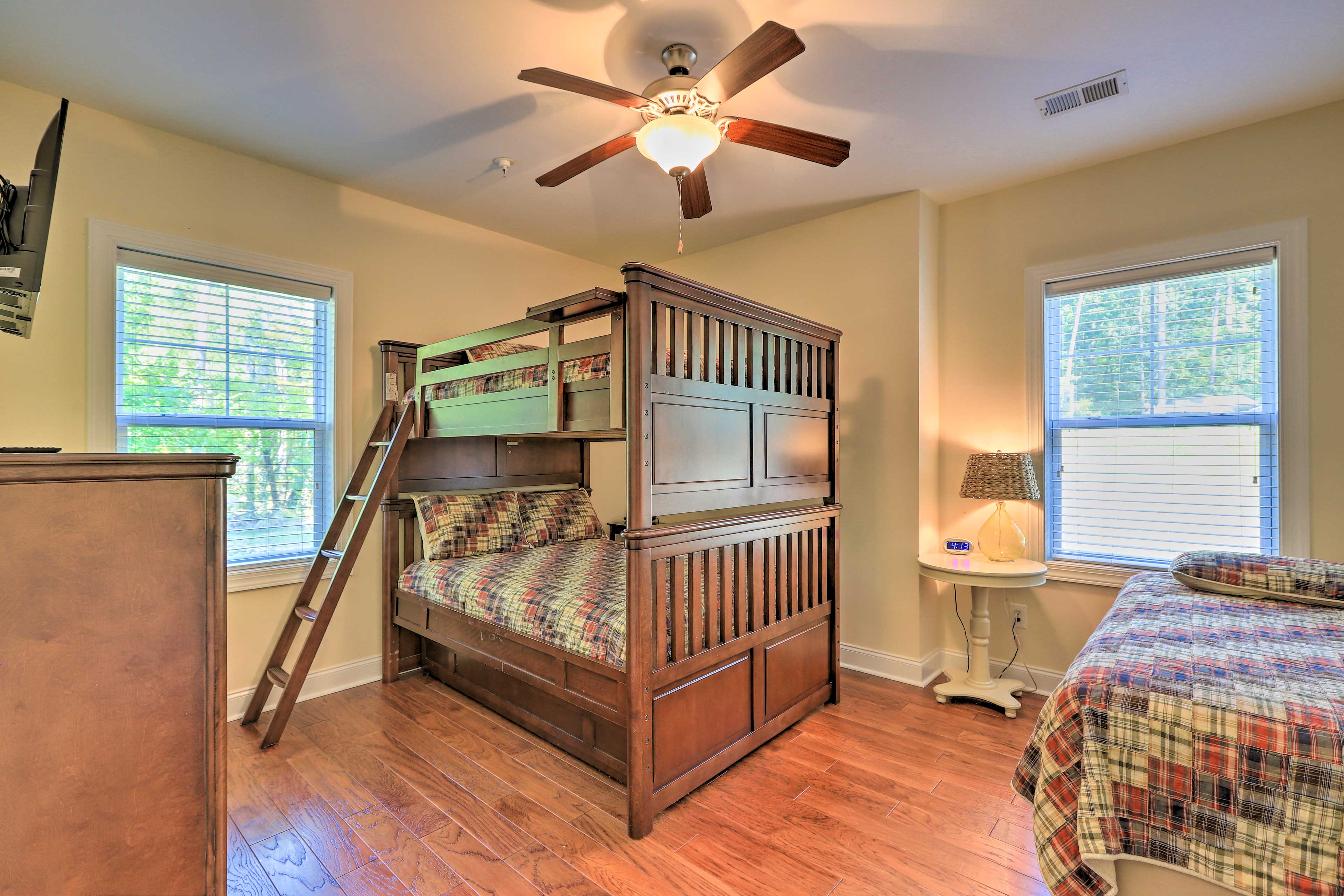 Bedroom 2 | 1 Full Bunk Bed | 1 Twin Bed