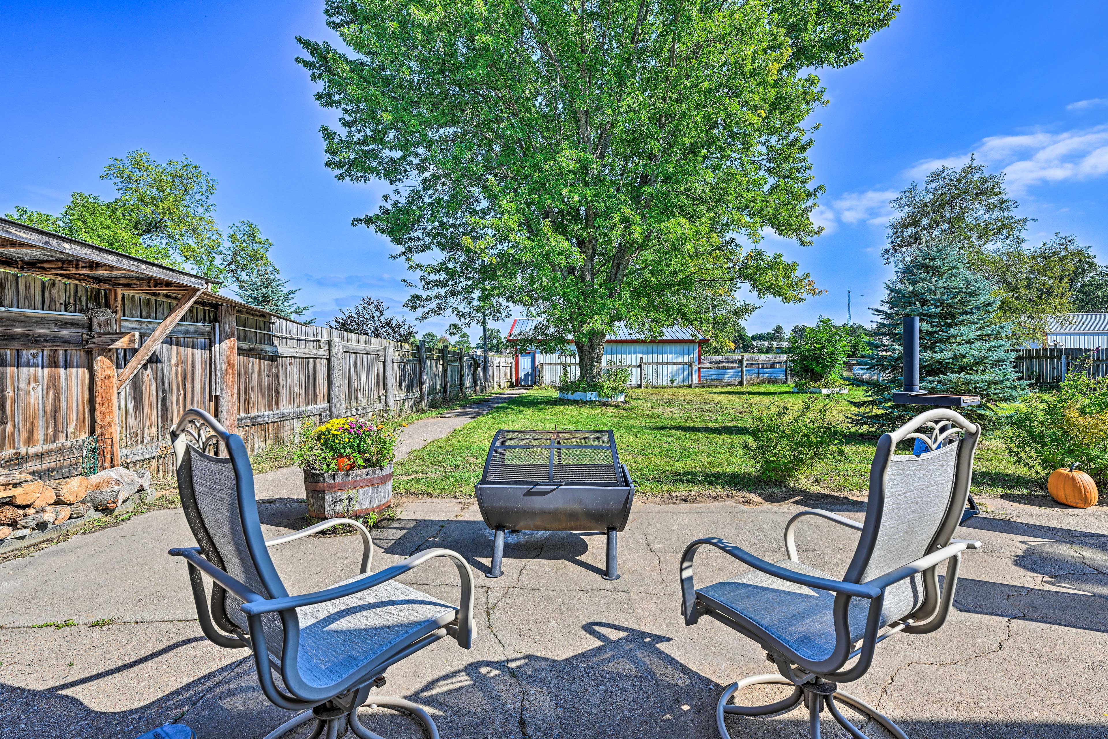 Courtyard | Fire Pit | Grill | Outdoor Dining Area