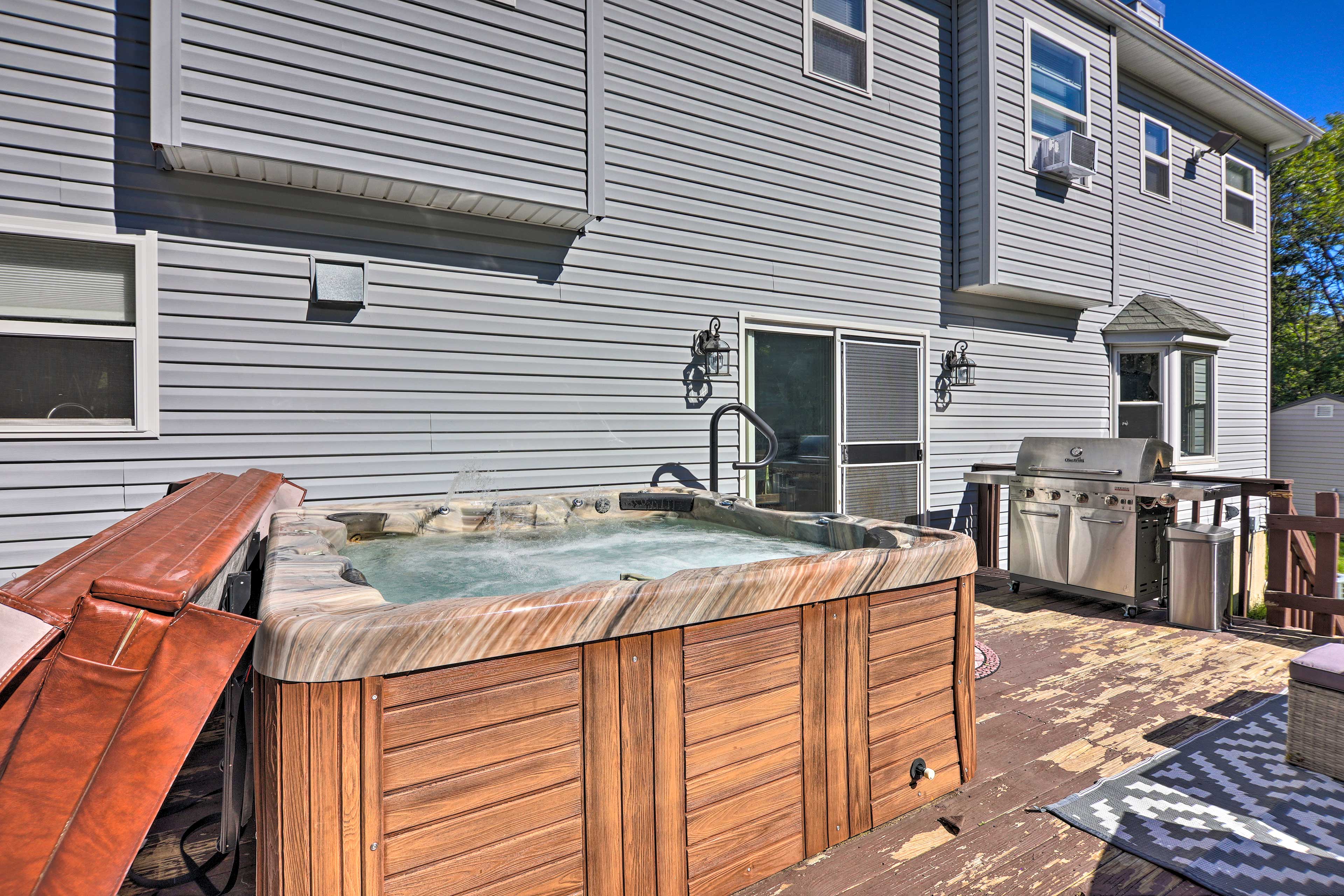 Patio | Hot Tub | Gas Grill | Outdoor Dining Area