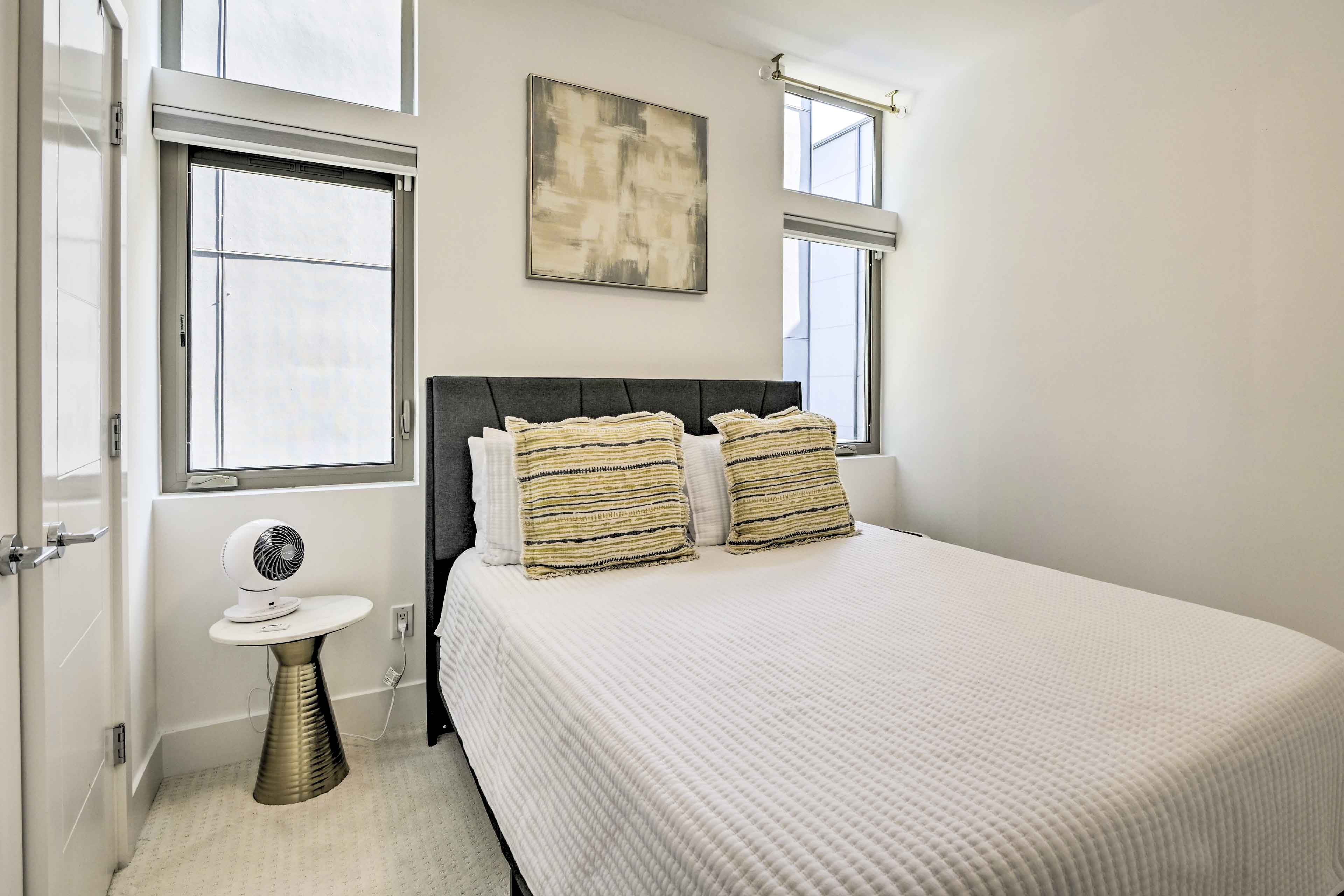 Bedroom | Queen Bed | Smart TV | Linens Provided