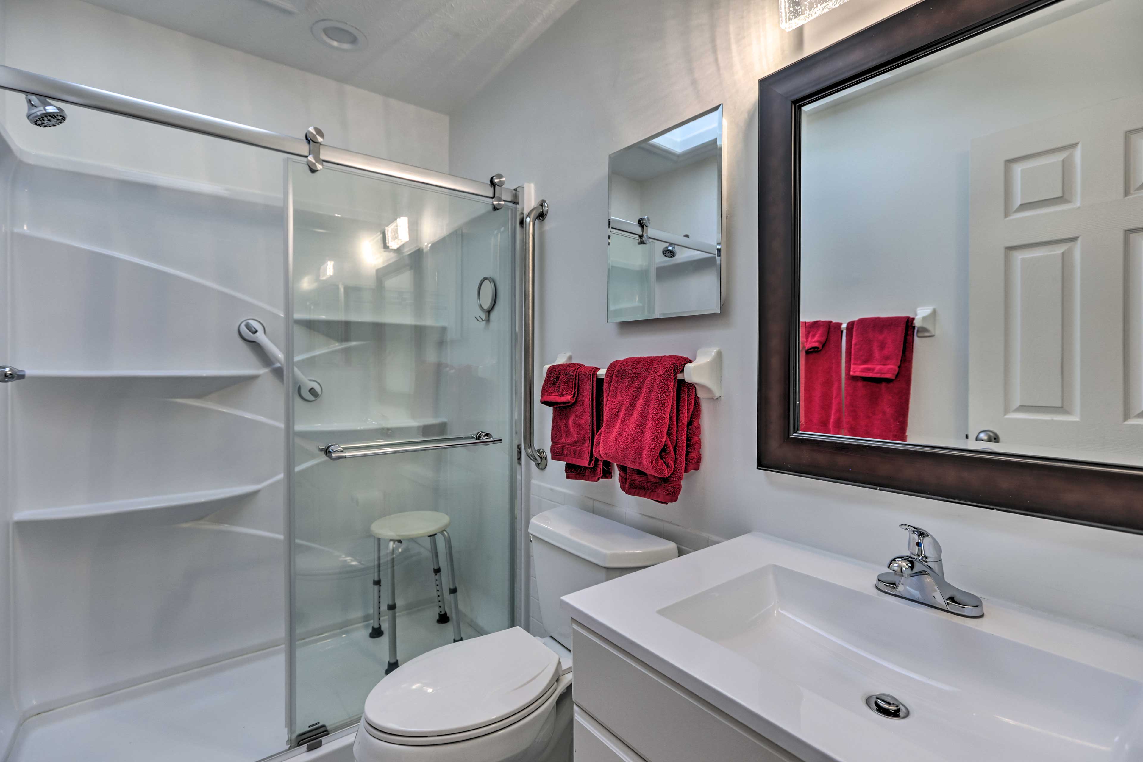 Full Bathroom | Main Level | Towels Provided