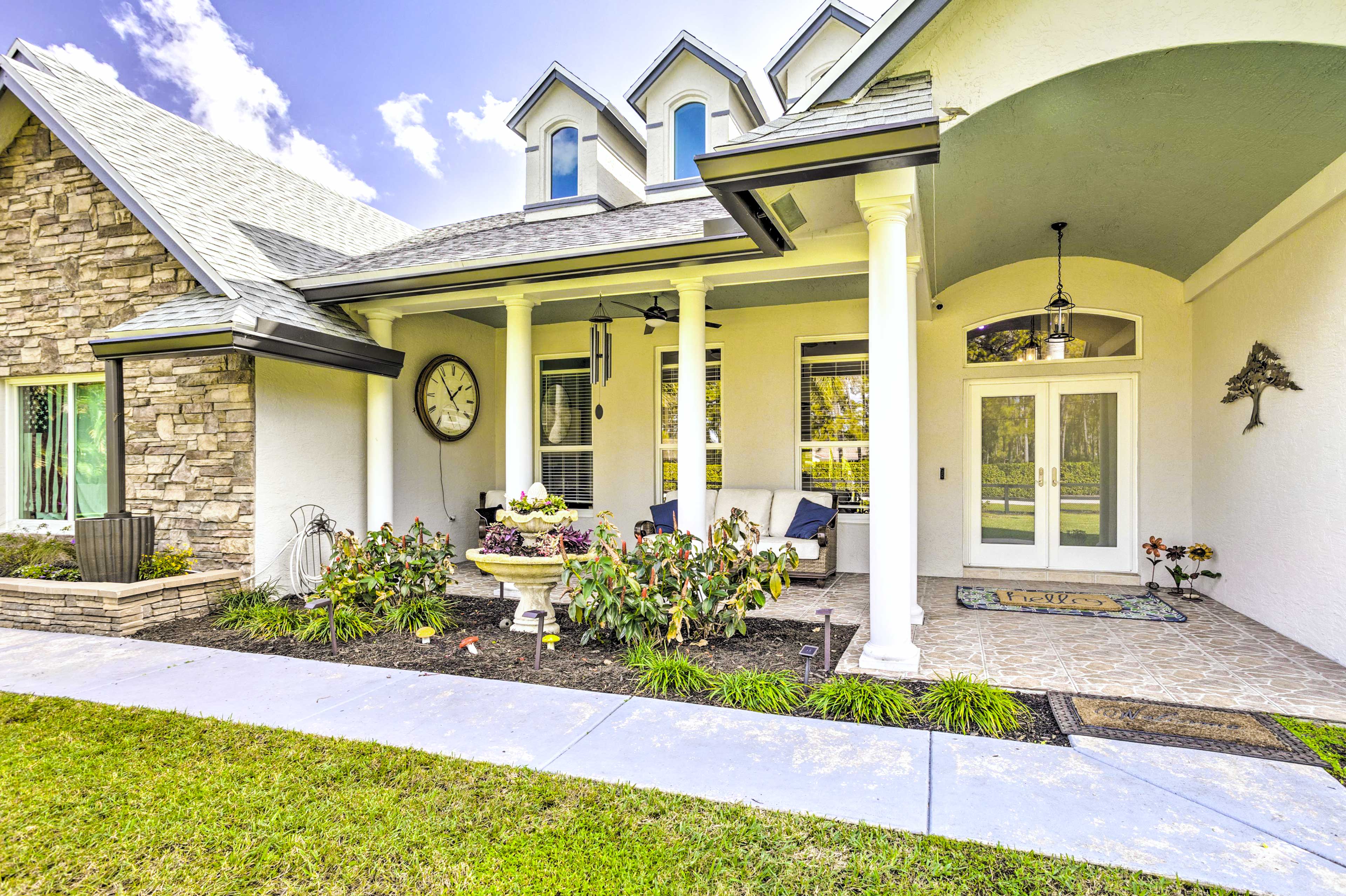 Entrance | 6 Exterior Security Cameras (Facing Outward)