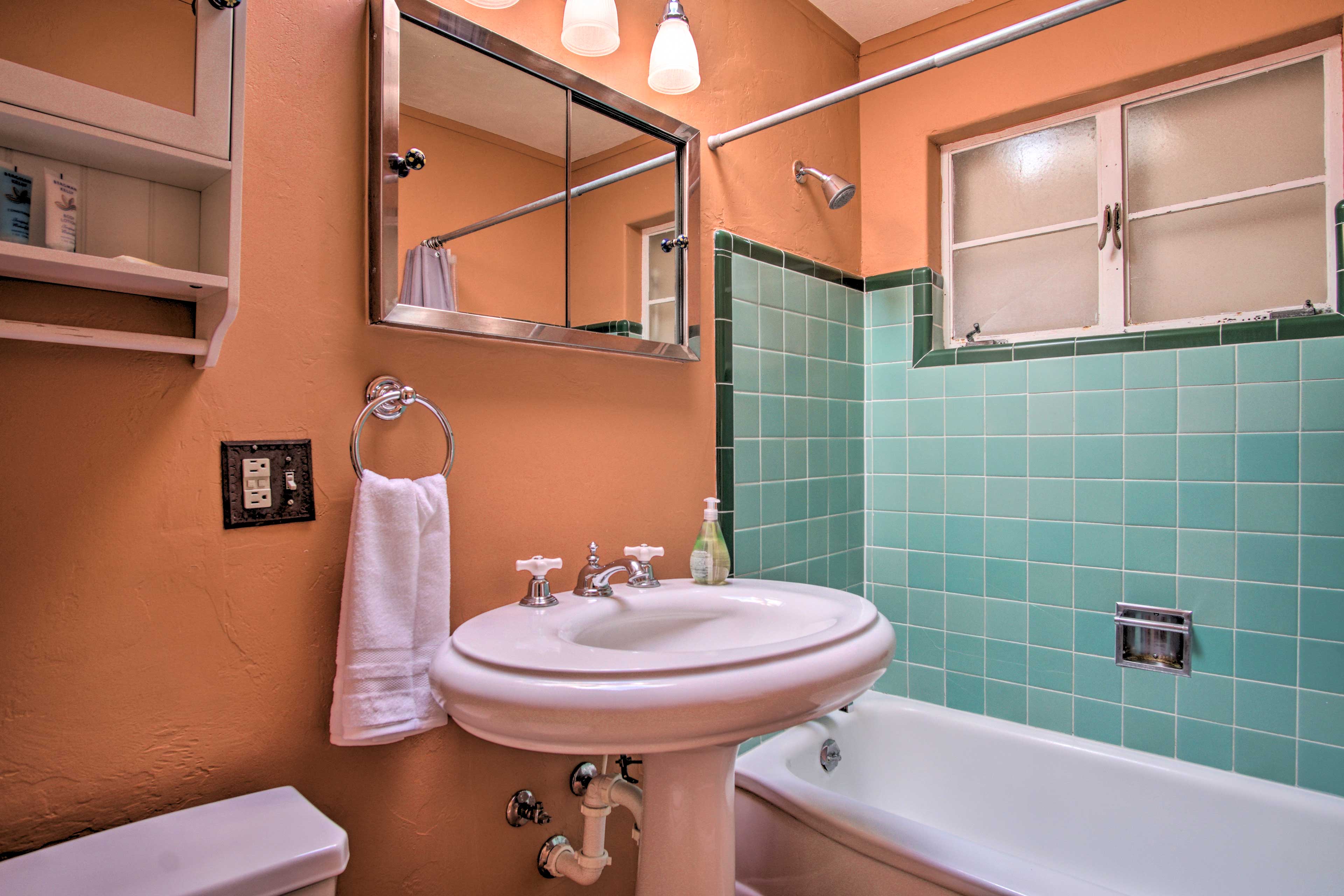 Full Bathroom | Complimentary Toiletries