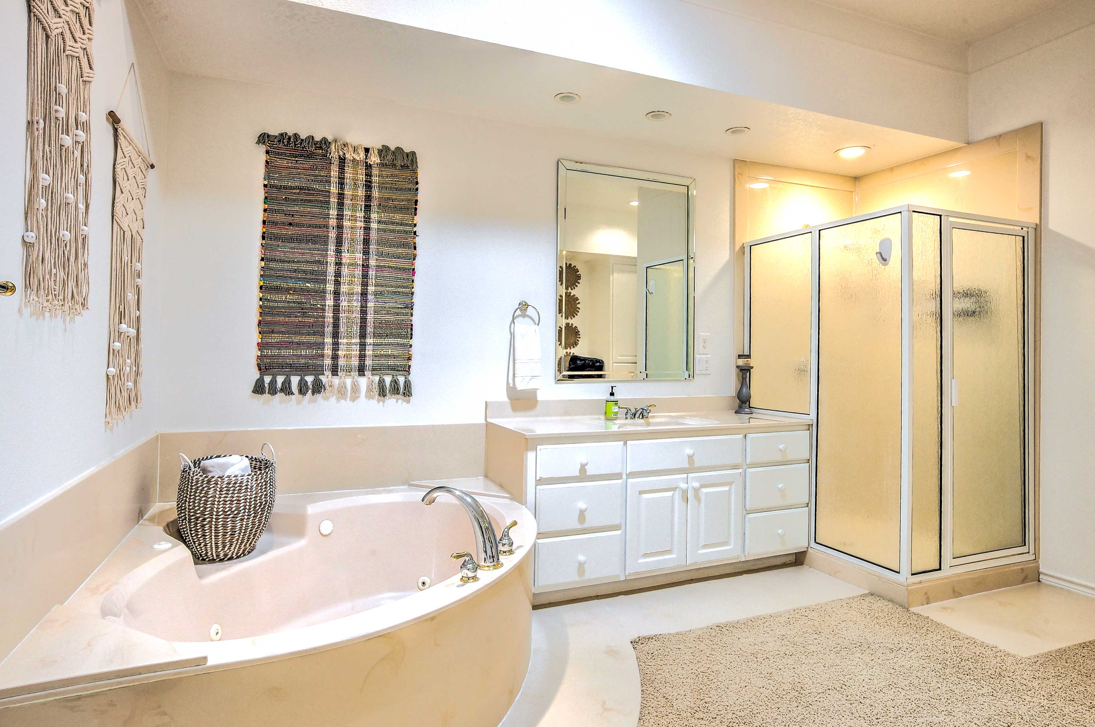 En-Suite Bathroom | Jetted Tub | Towels Provided | Complimentary Toiletries