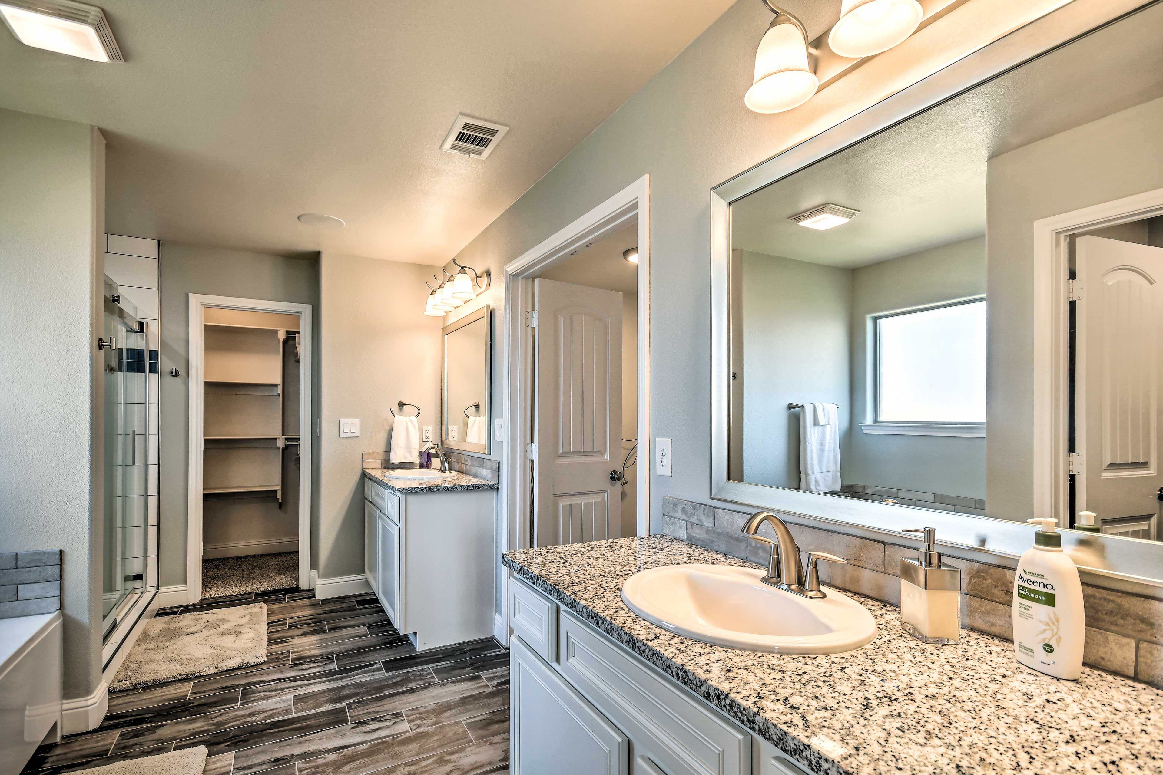 En-Suite Bathroom | Towels Provided | Walk-In Closet