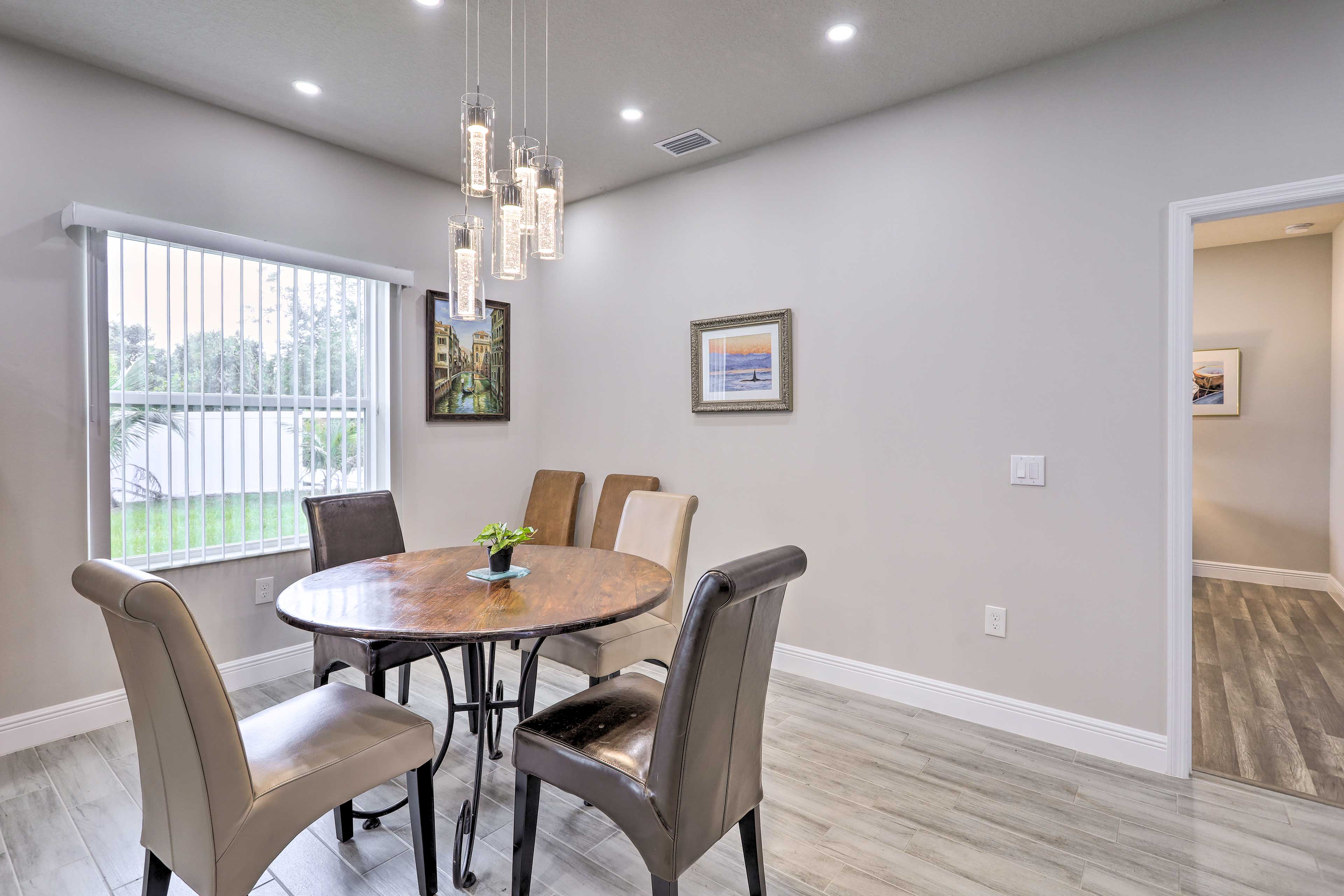 Dining Area | Dishware & Flatware Provided