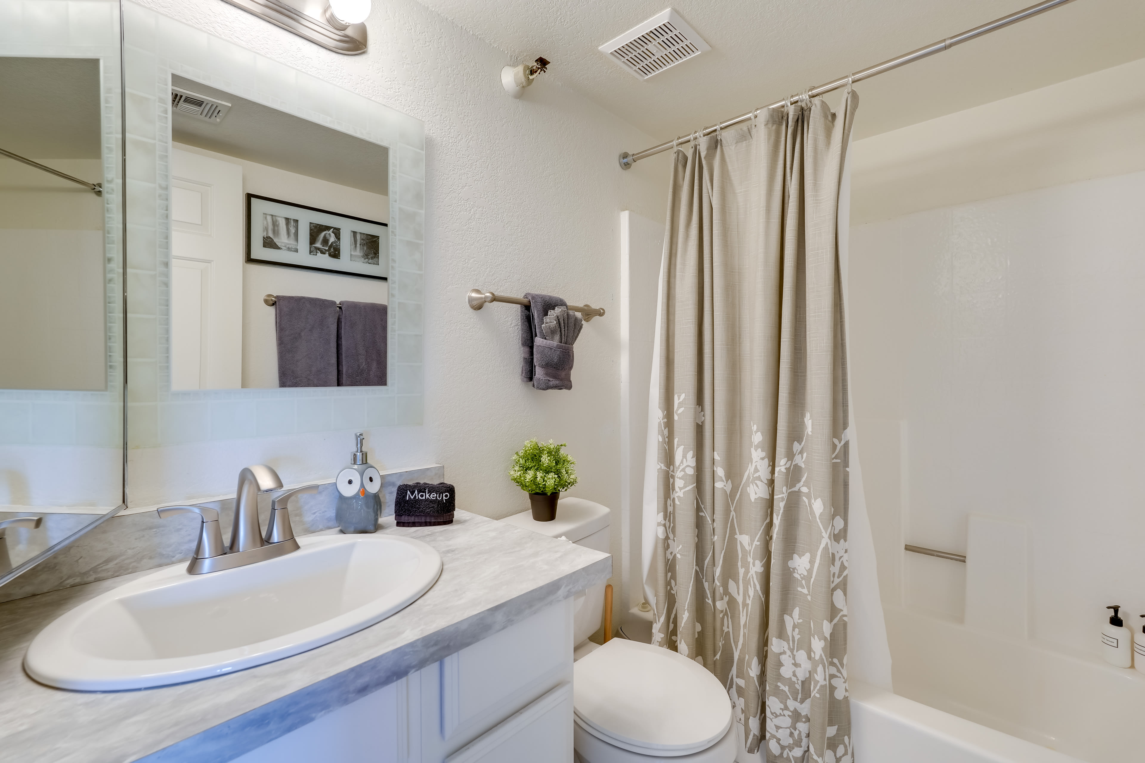 Full Bathroom | Complimentary Toiletries