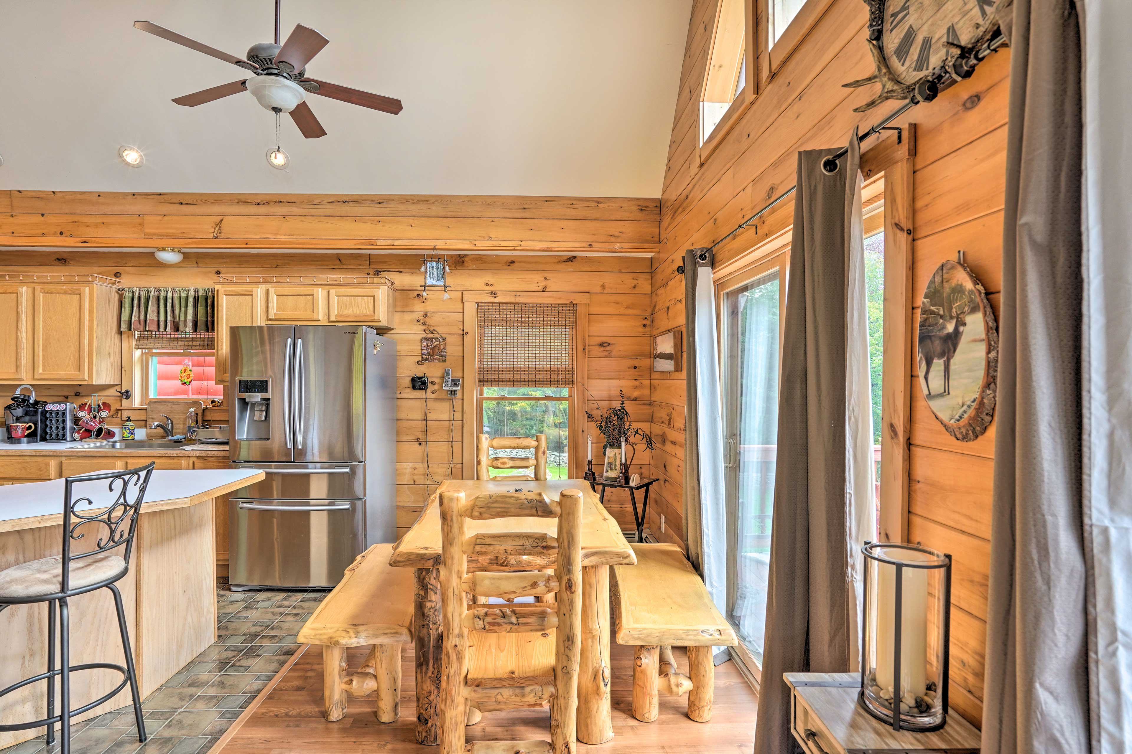 Dining Area | Dishware/Flatware Provided