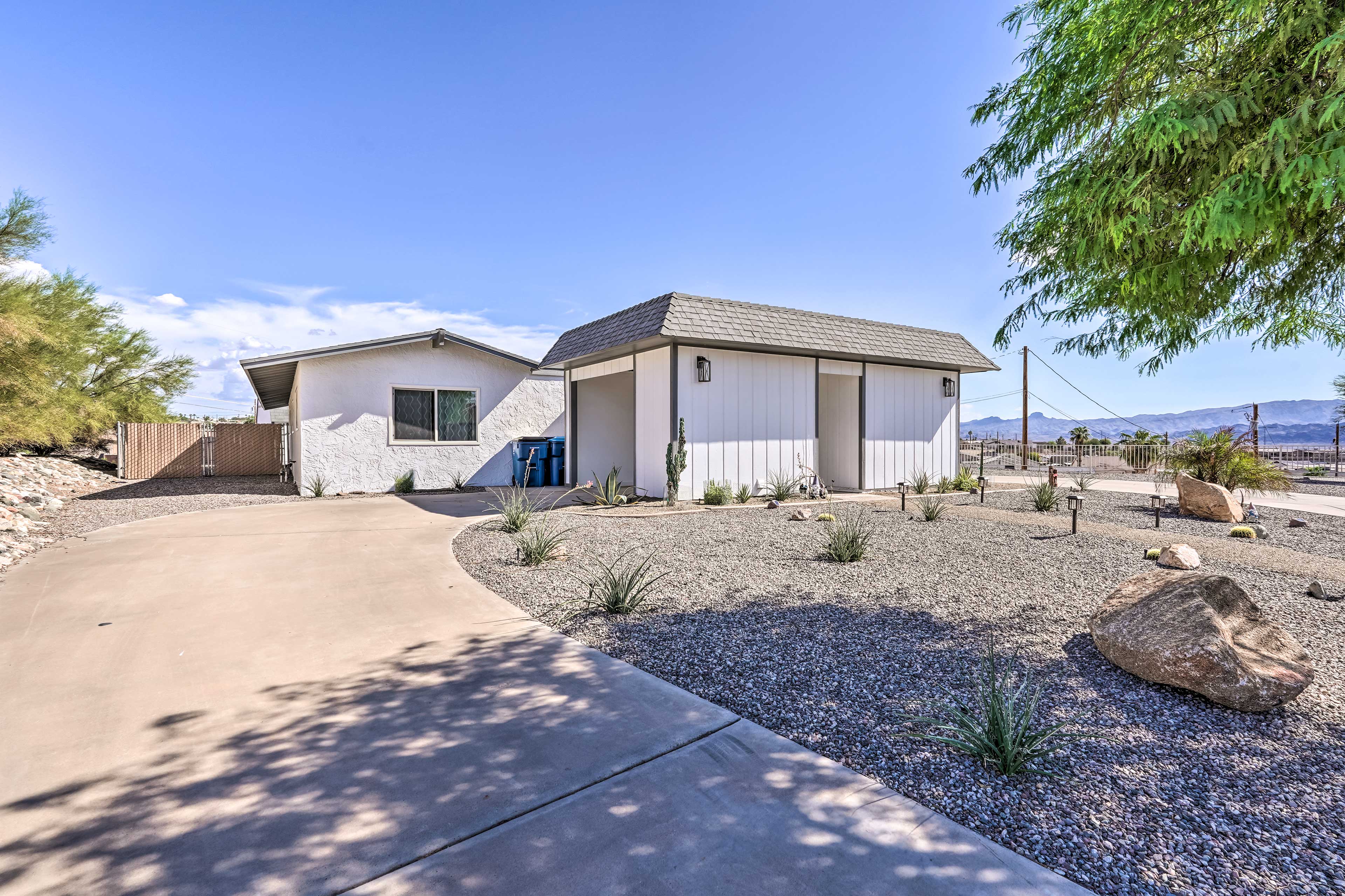 Parking | Driveway (5 Vehicles) | Carport (1 Vehicle)