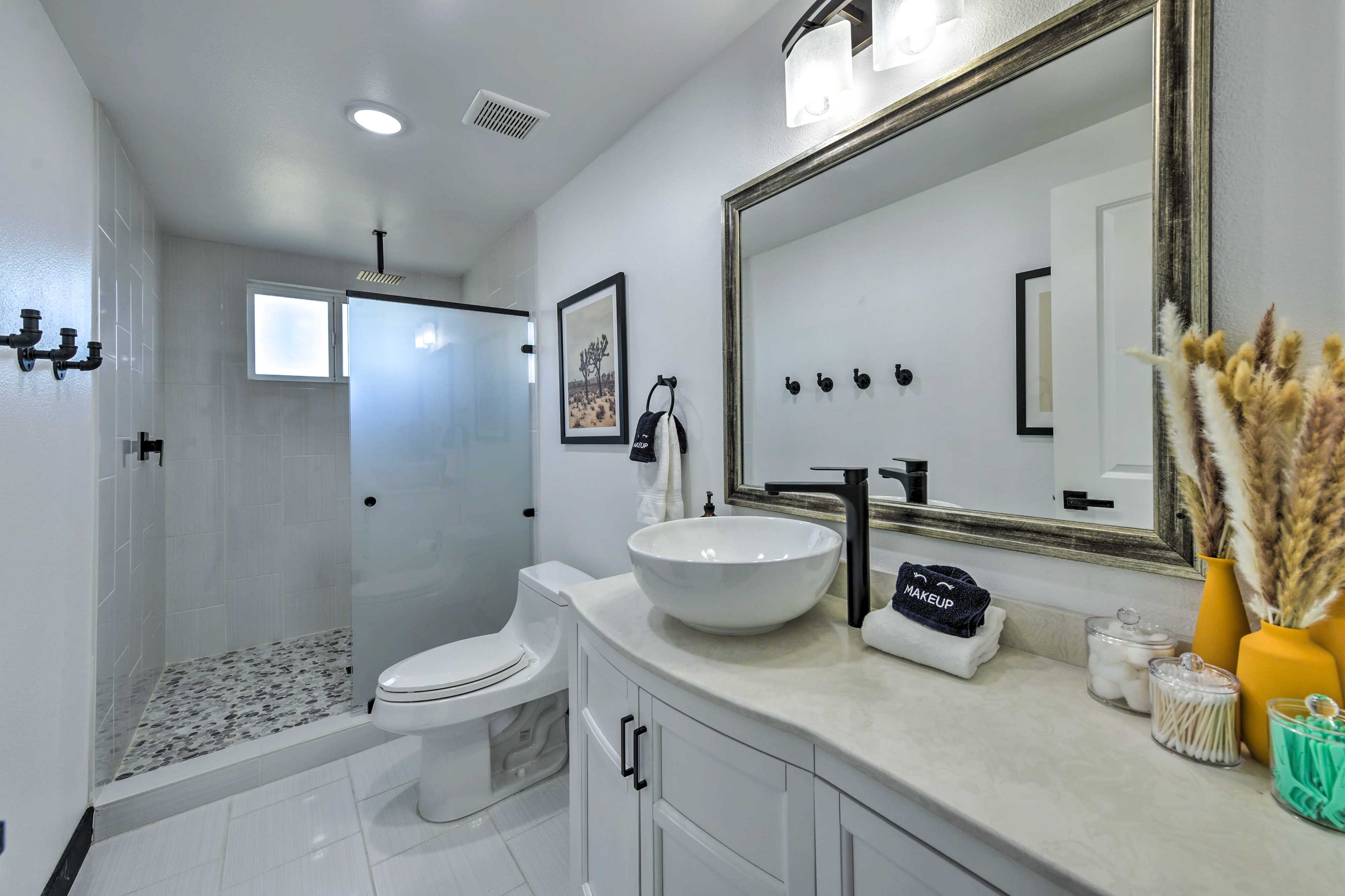 Full Bathroom | Complimentary Toiletries