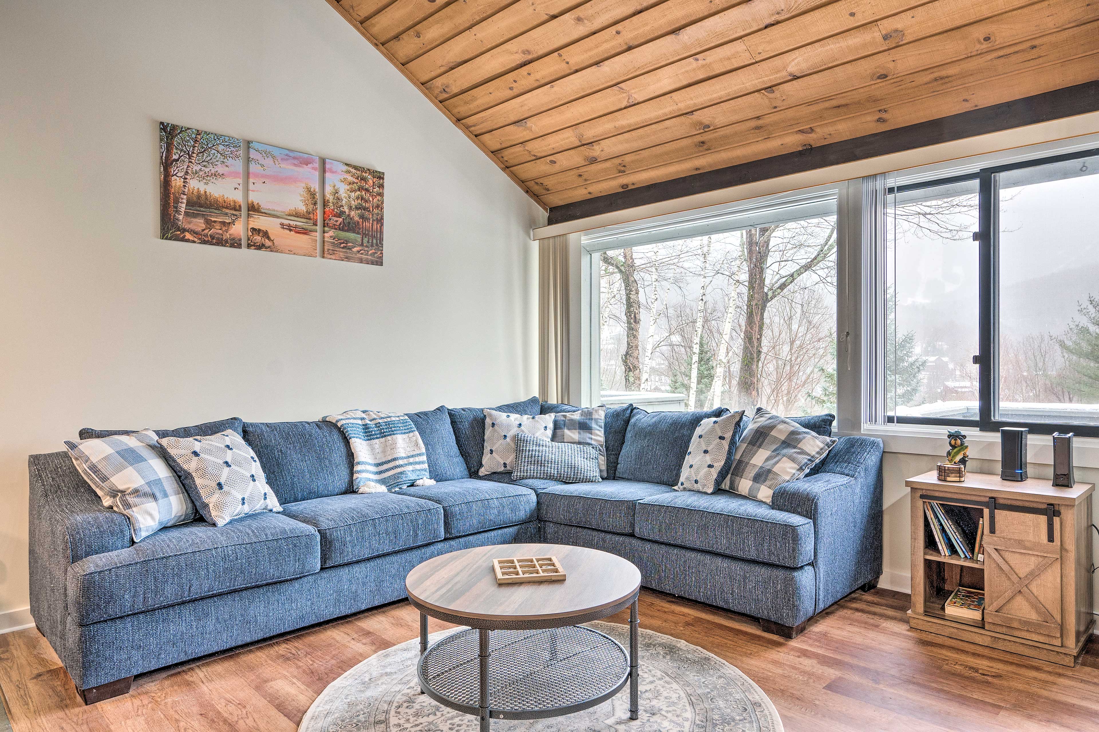 Living Room | Central A/C & Heating | Smart TV | Gas Fireplace | Board Games