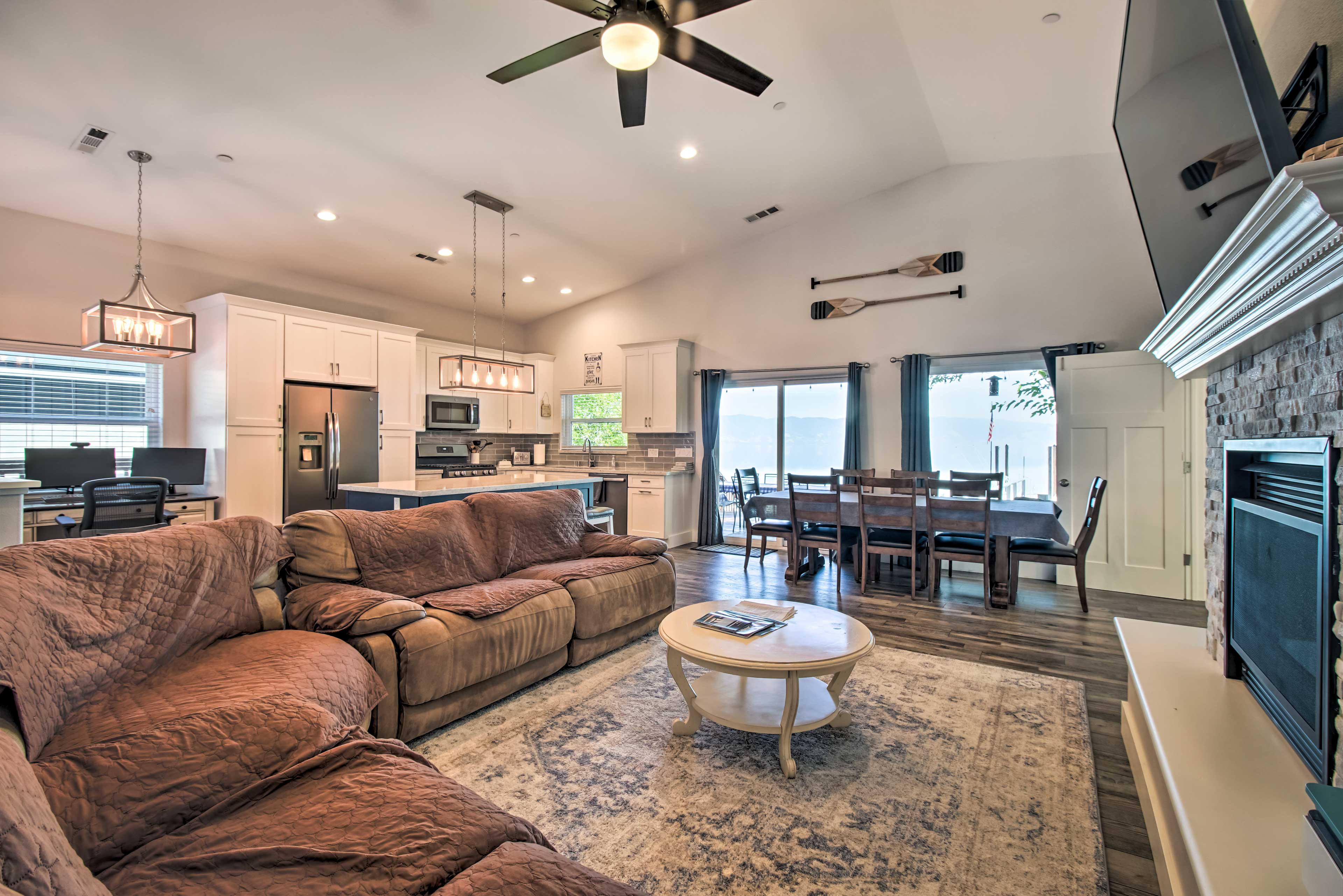 Living Room | Fireplace | Smart TV | Ceiling Fans