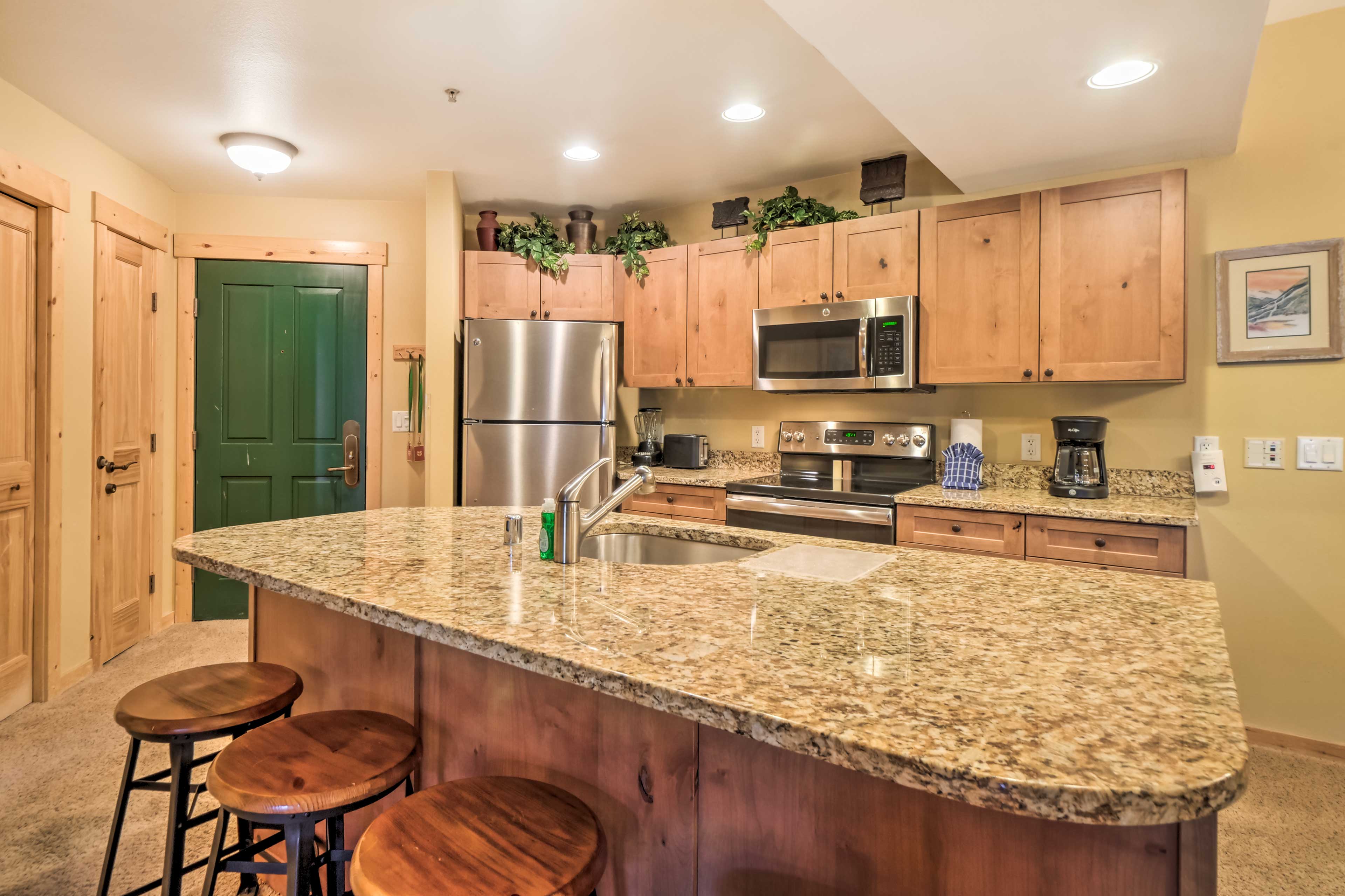 Kitchen | Breakfast Bar | Stainless Steel Appliances w/ Dishwasher | Free WiFi