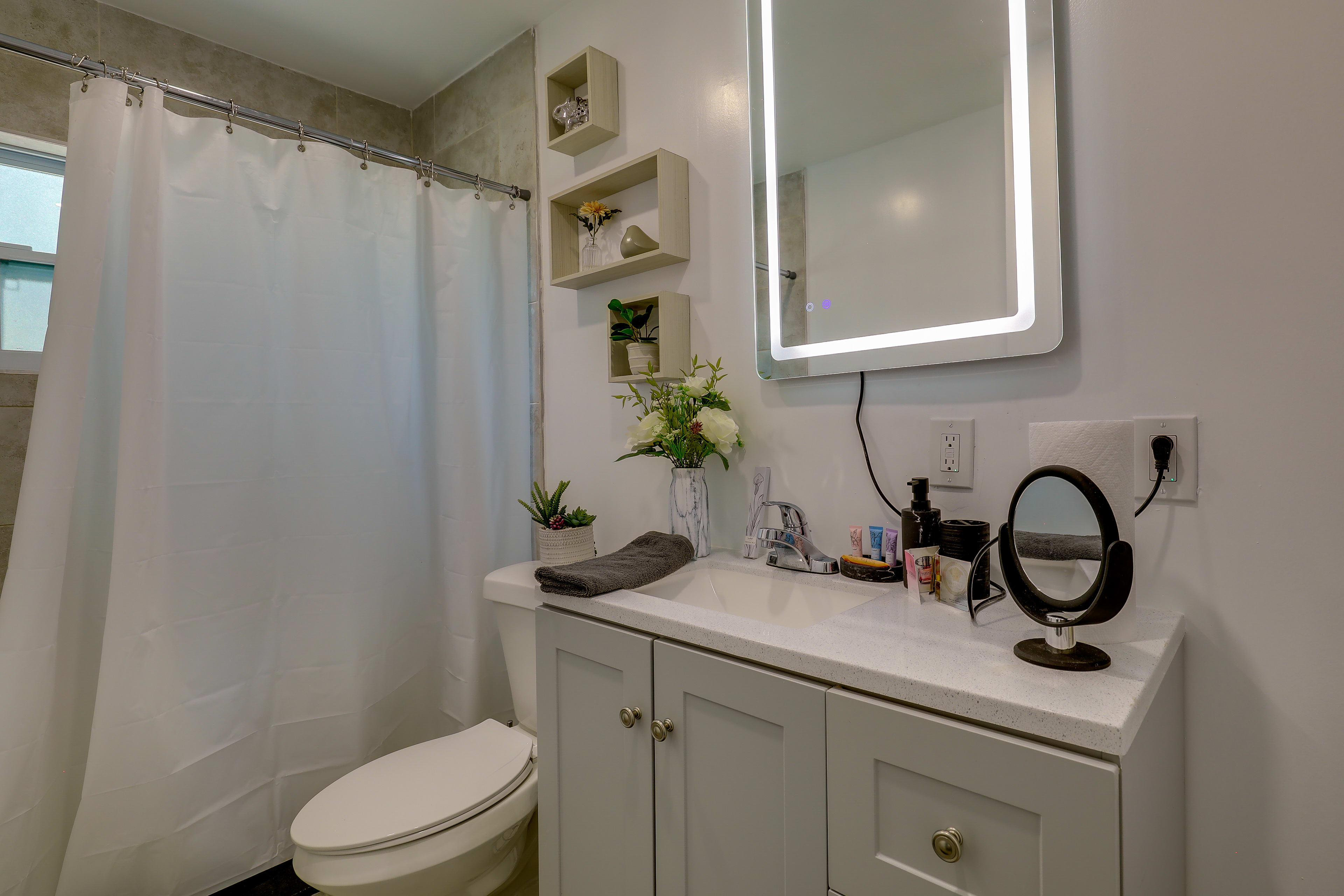 Full Bathroom | Towels Provided | Complimentary Toiletries | Hair Dryer