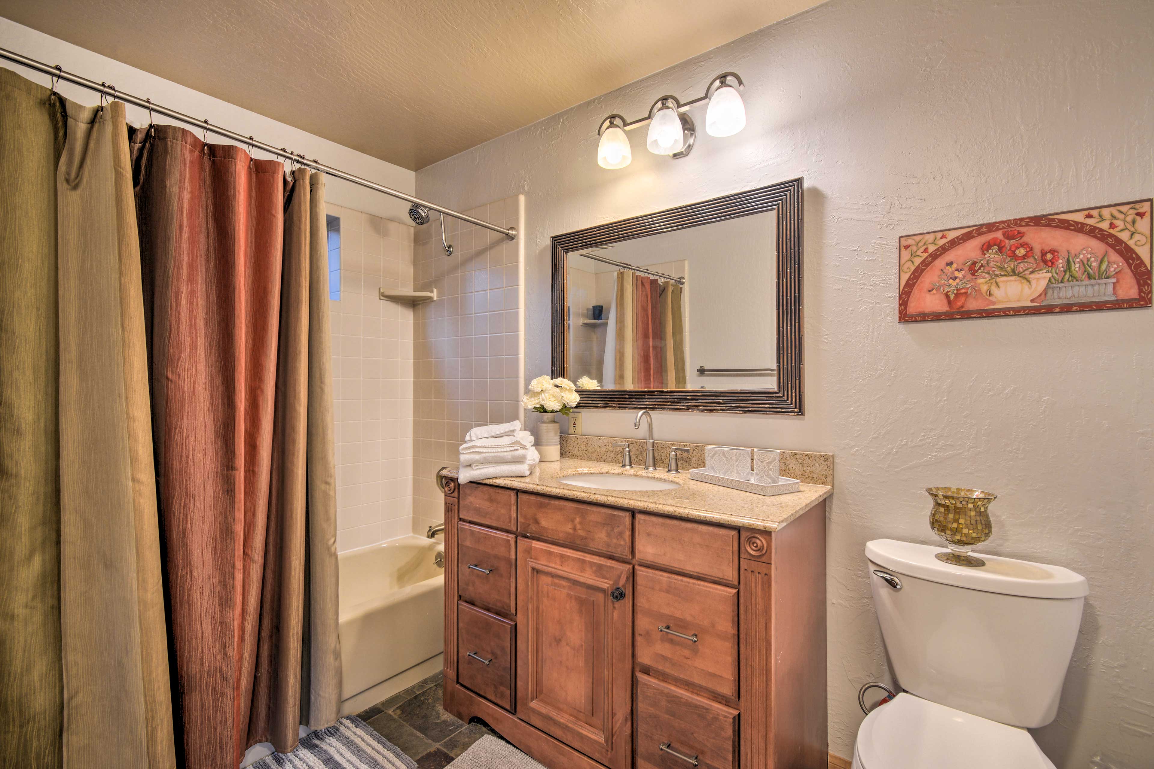 Full Bathroom | Complimentary Toiletries | Towels Provided