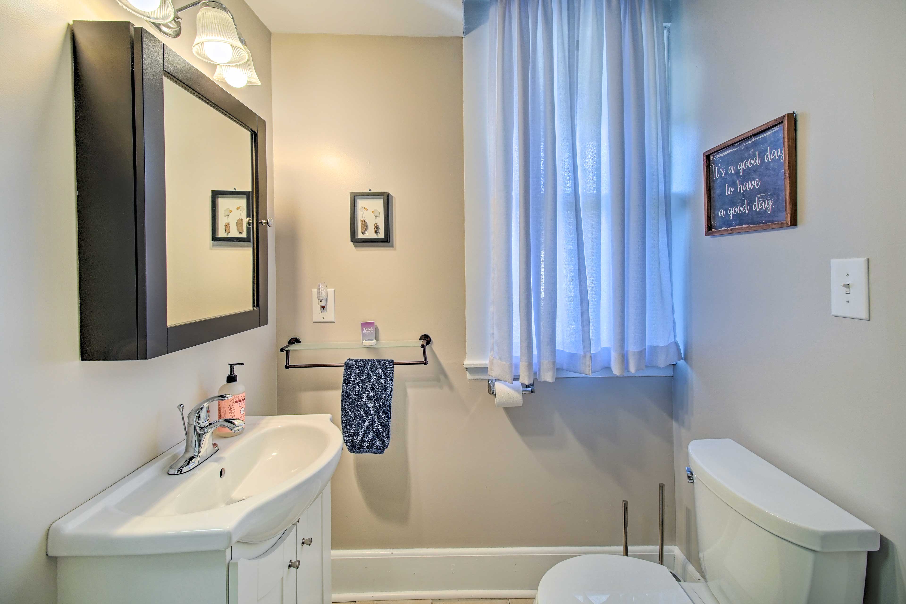 Full Bathroom | Laundry Area | Detergent Provided