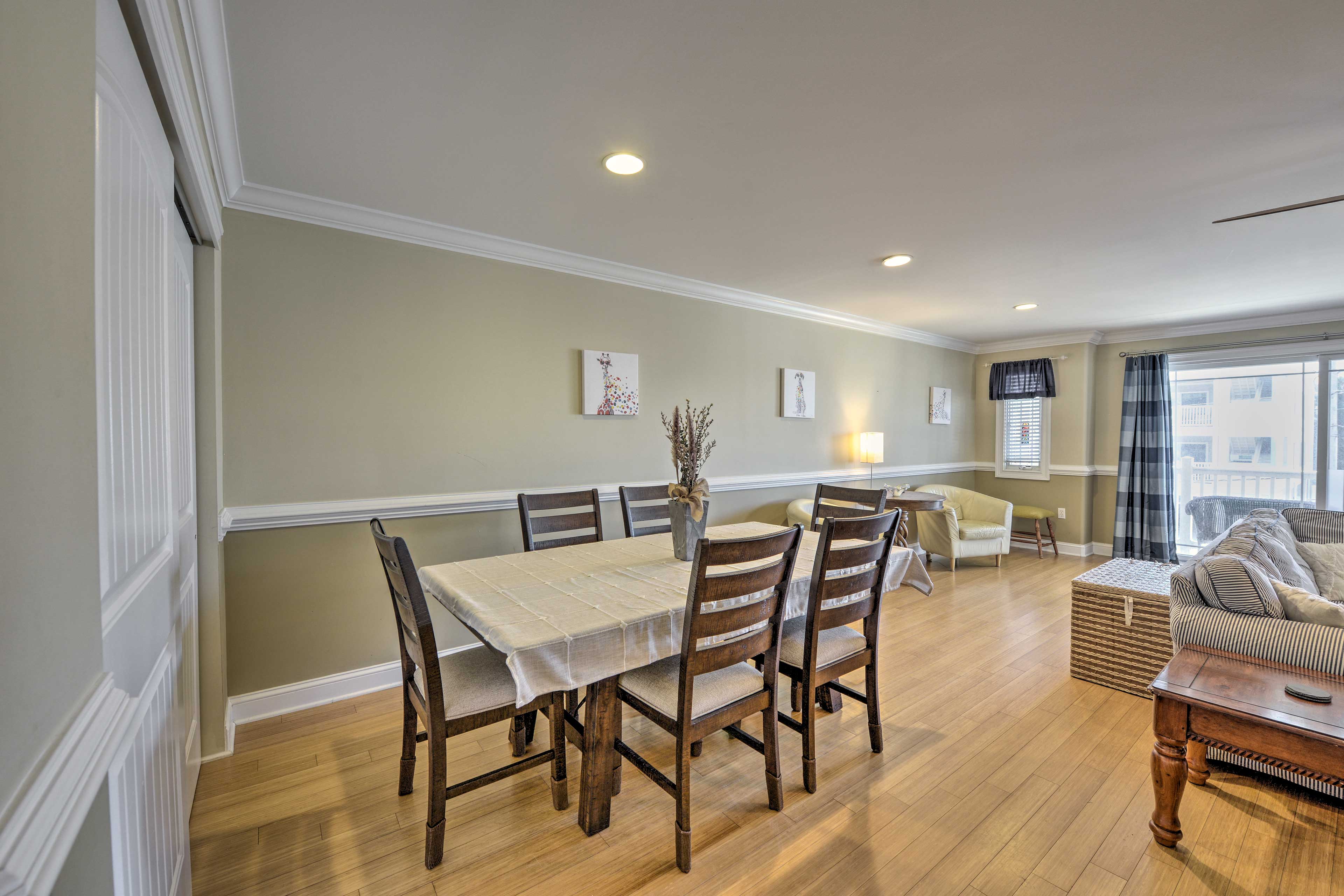 Dining Area | Dishware Provided