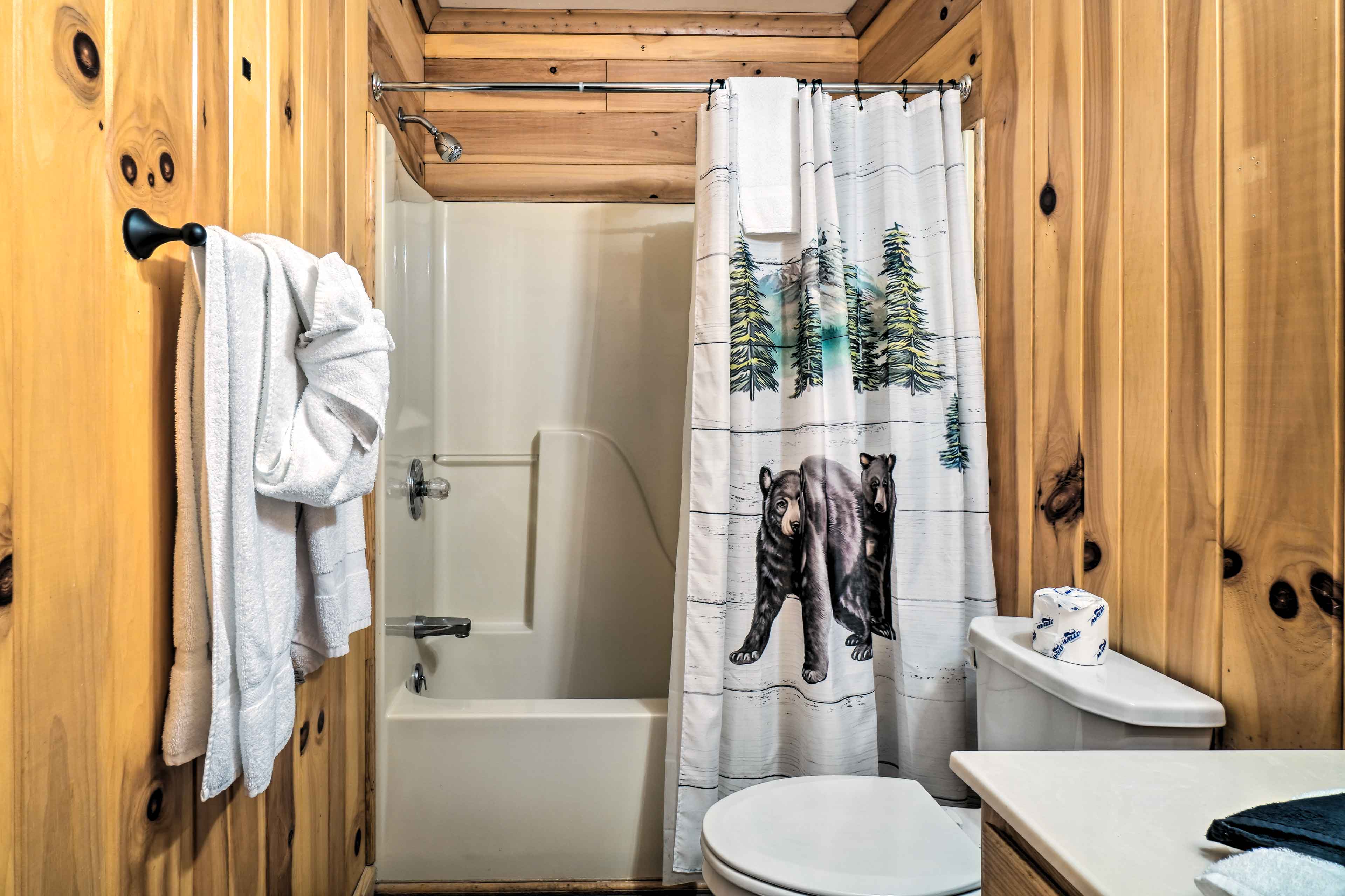 Full Bathroom | Towels Provided | Complimentary Toiletries