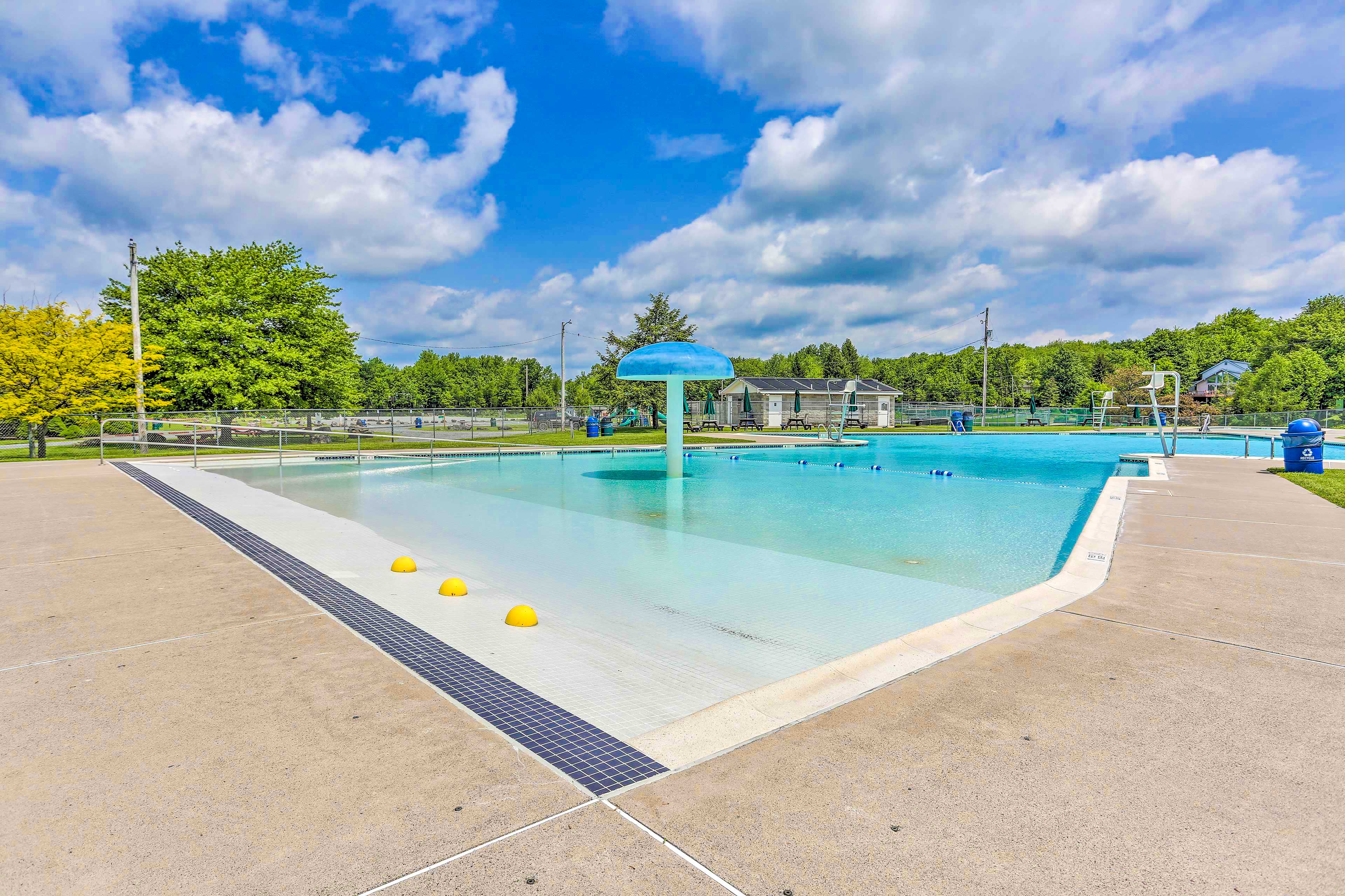 Community Amenities | Outdoor Pool | Fitness Center | Lake Access | Tennis Court