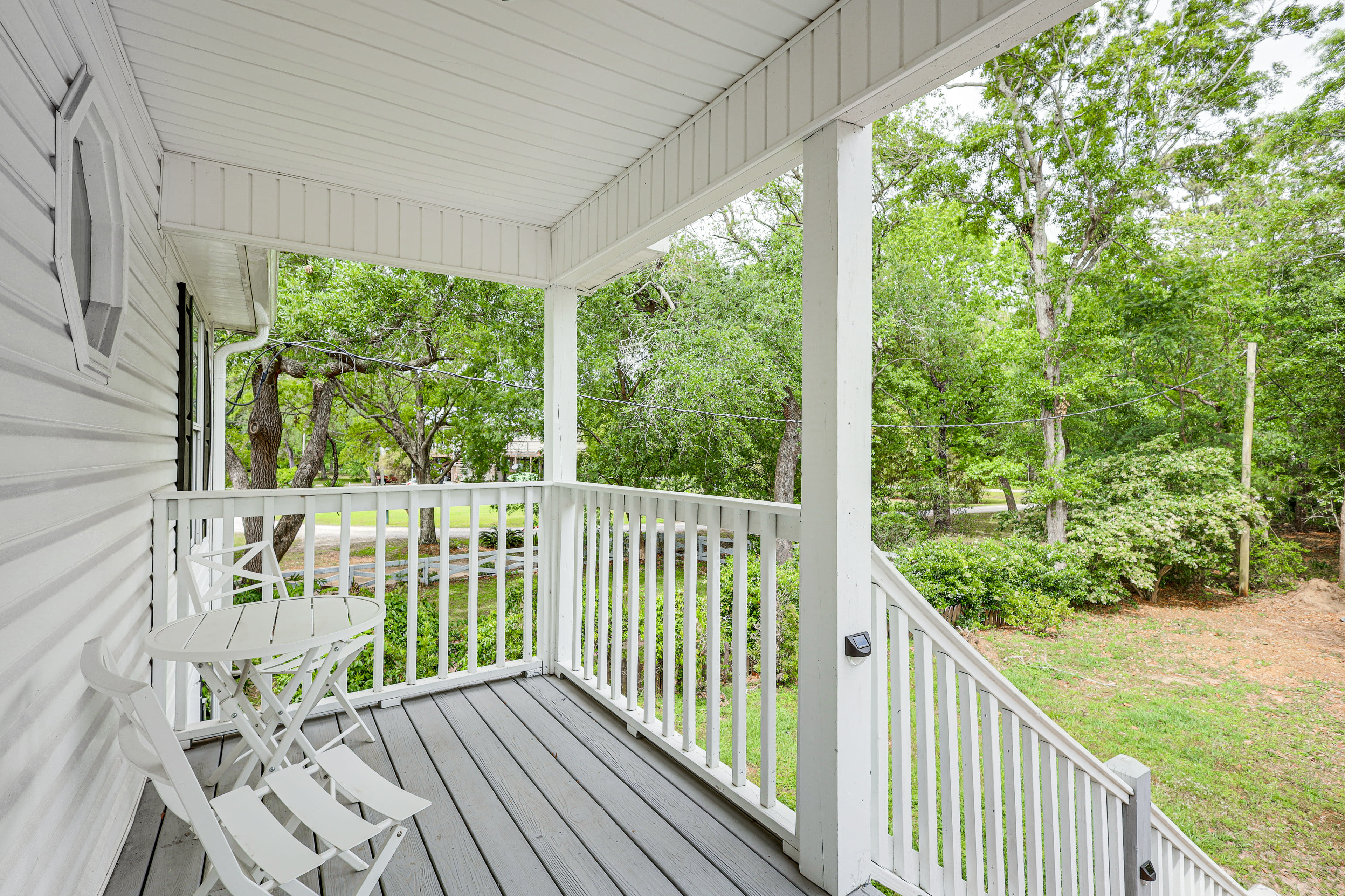 Front Porch w/ Seating