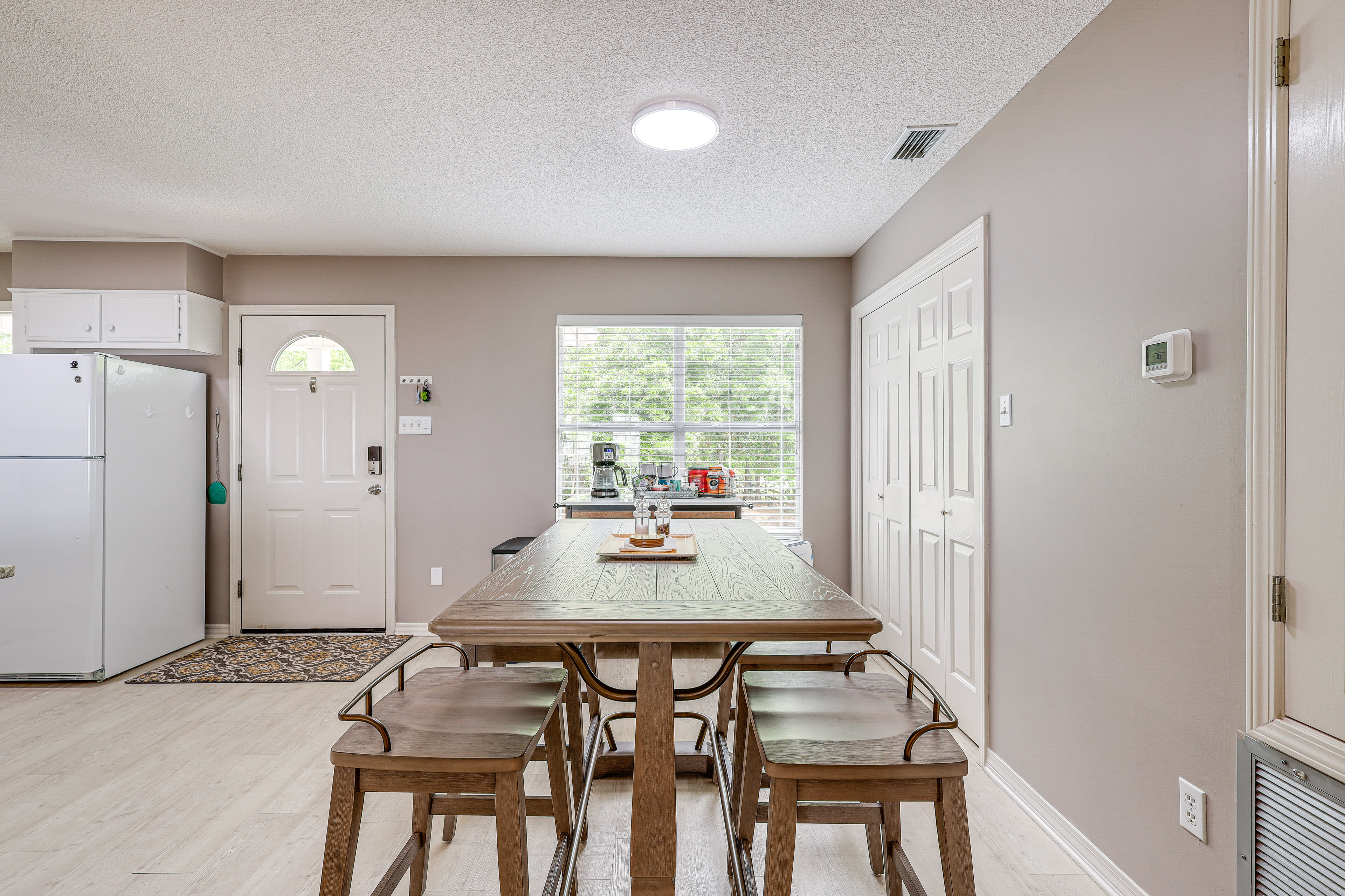 Dining Area | Dishes & Flatware Provided