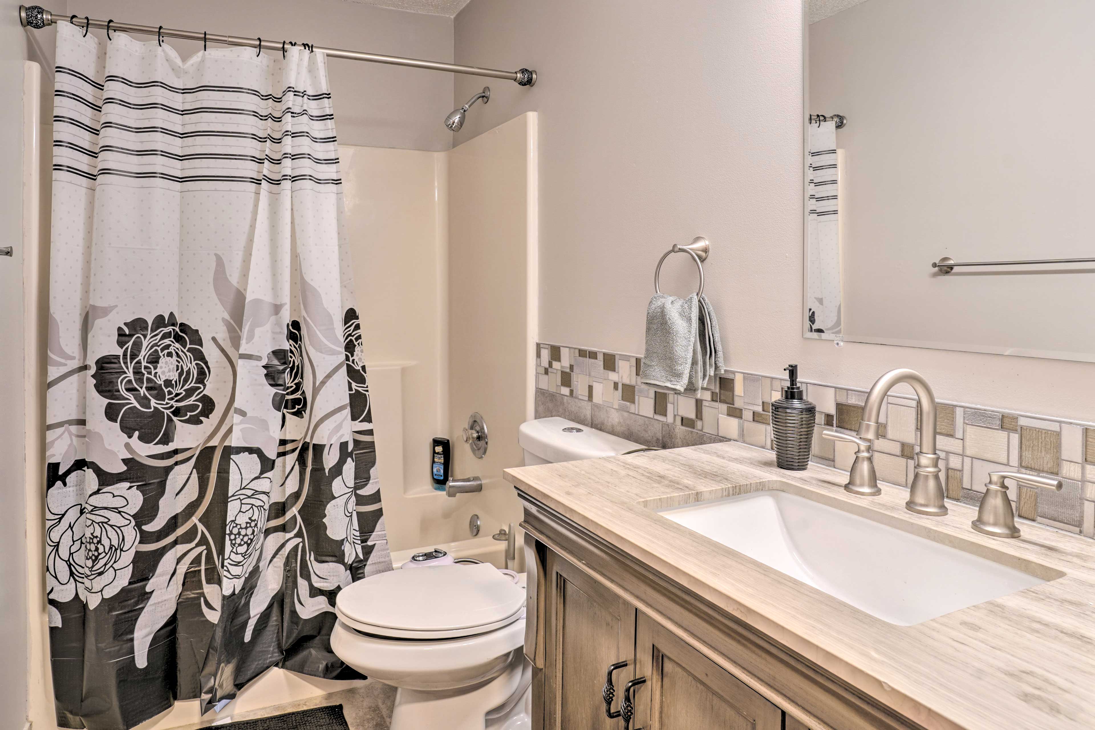 Full Bathroom | Complimentary Toiletries