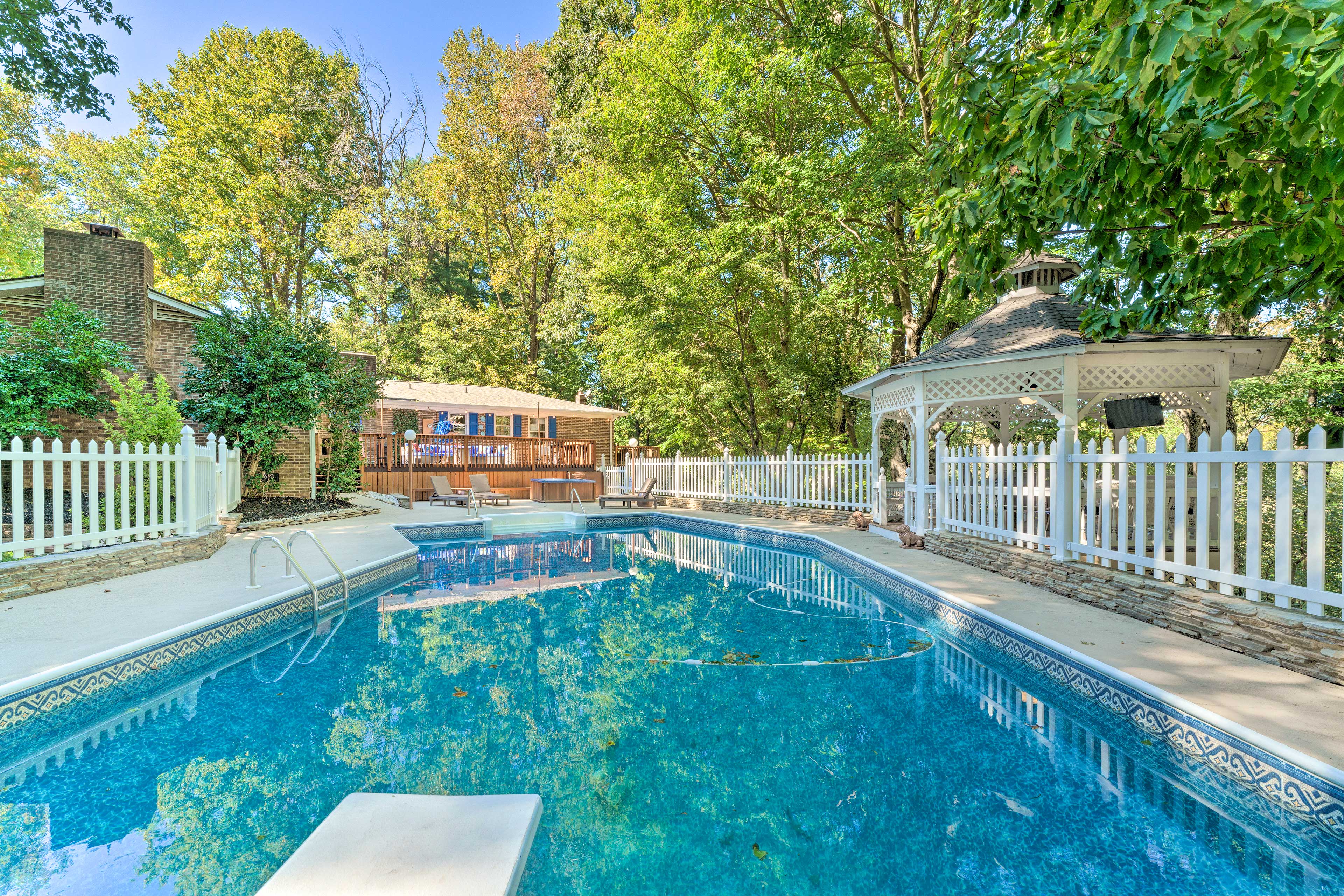 Pool (Seasonal, Depth 3'-8.5') | Diving Board