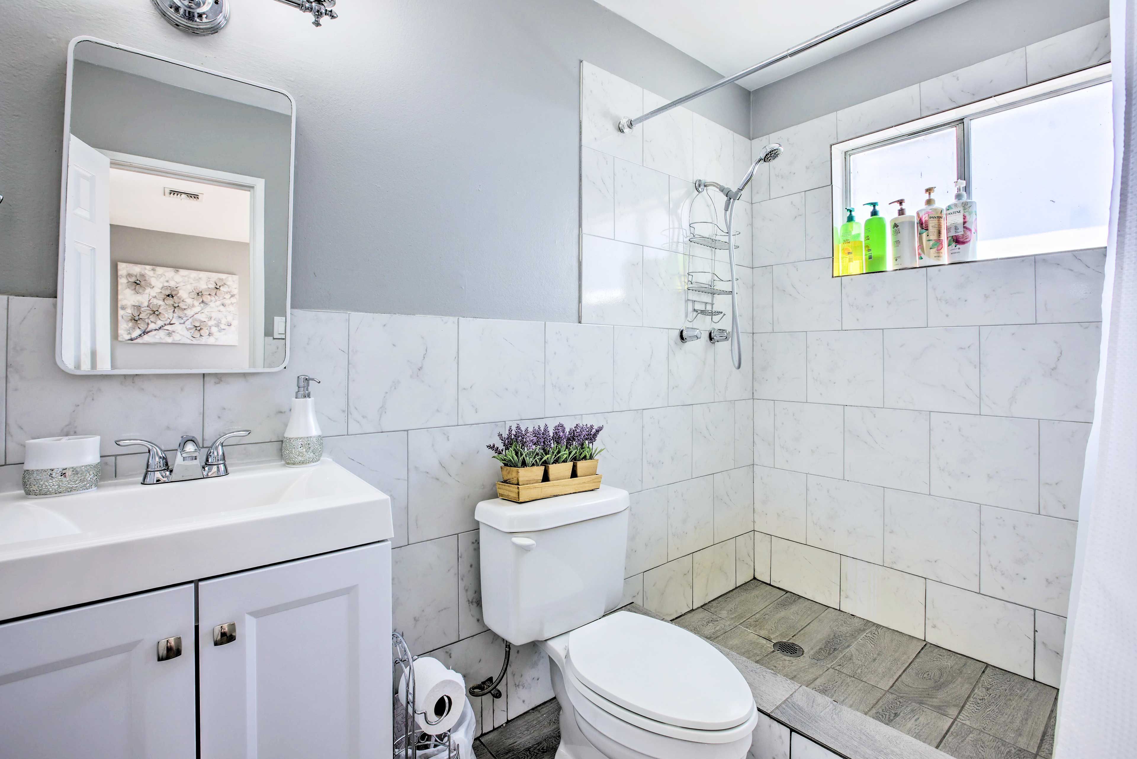 Full Bathroom | Towels Provided | Complimentary Toiletries