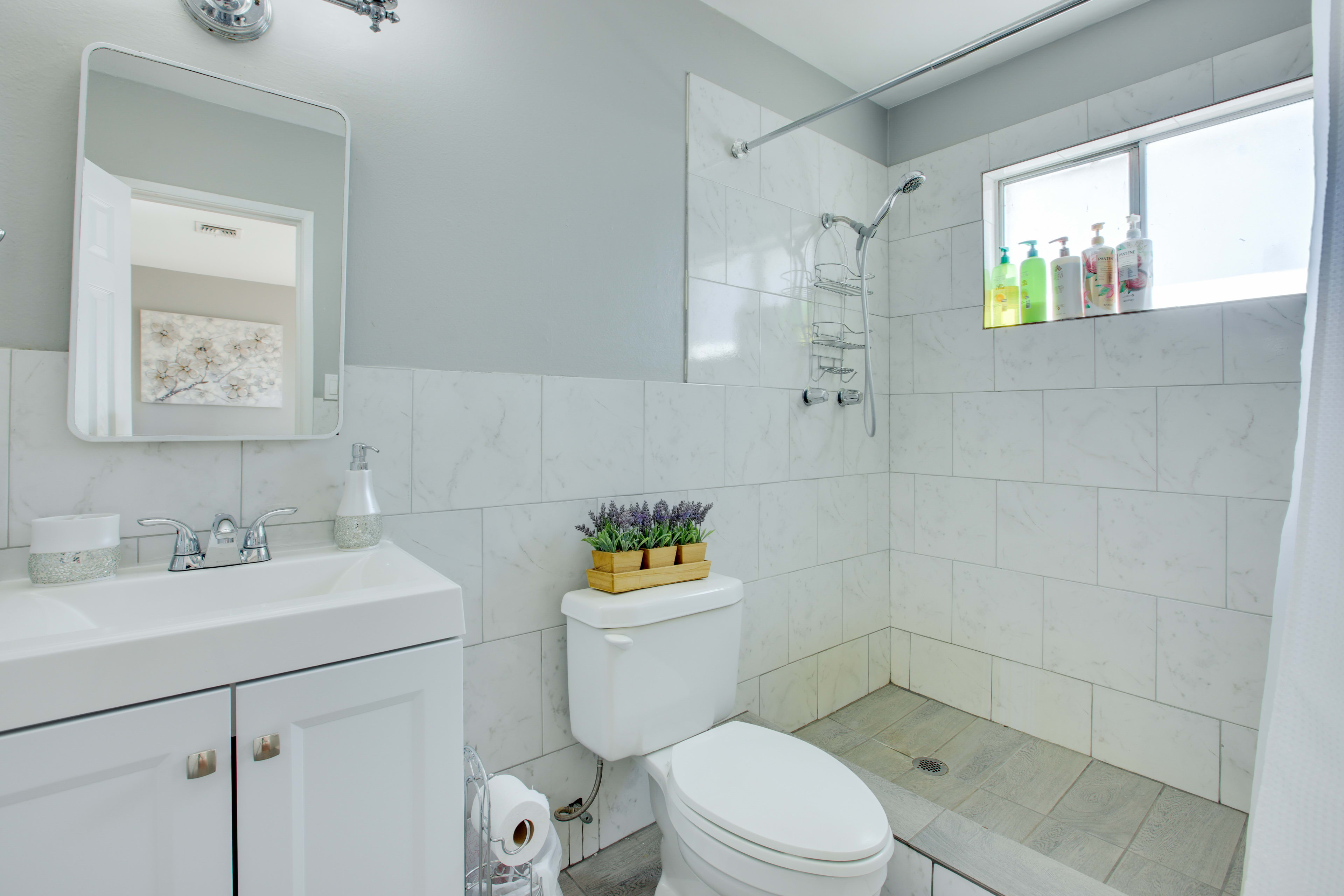 Full Bathroom | Towels Provided | Complimentary Toiletries