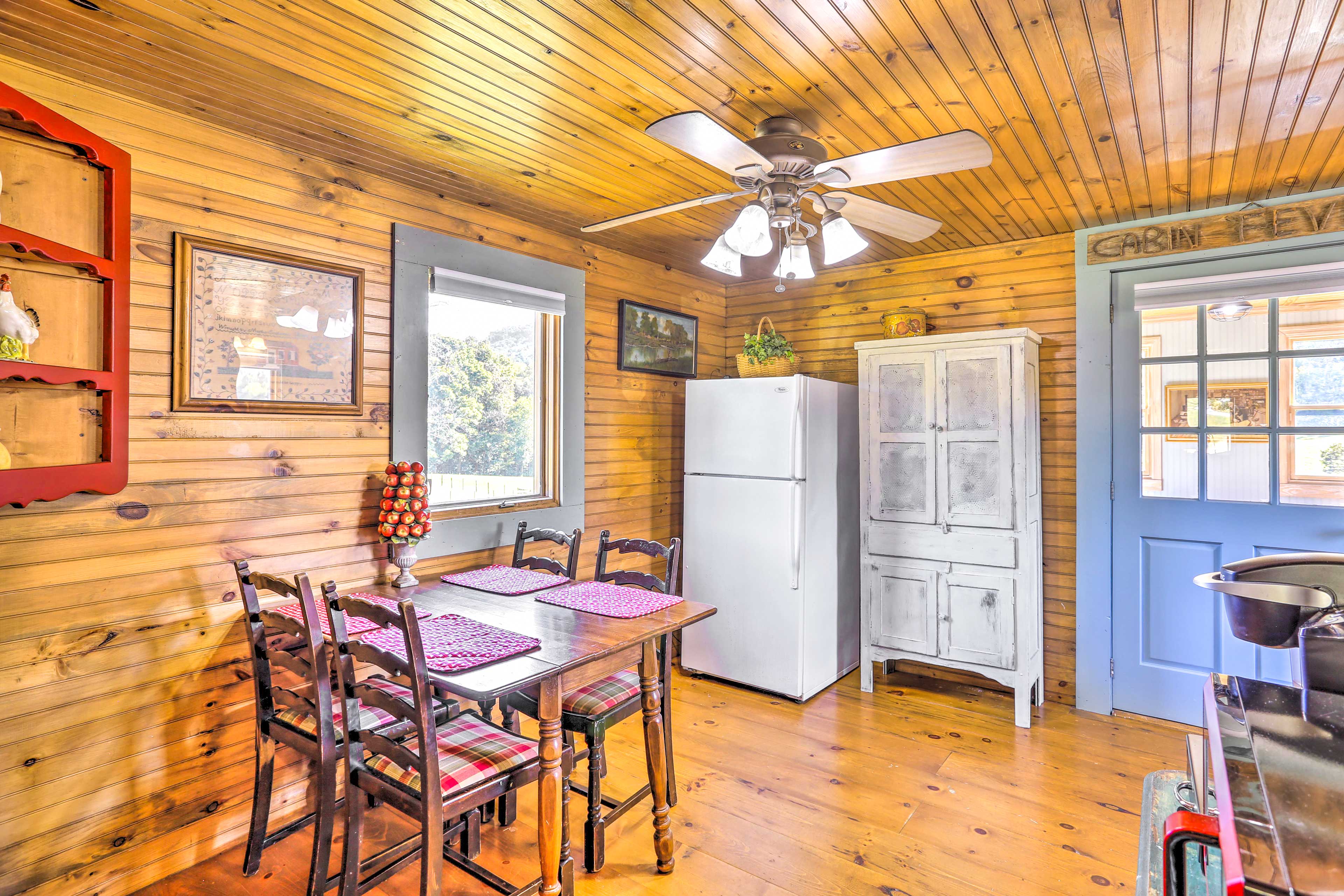 Dining Area | Dishware/Flatware Provided