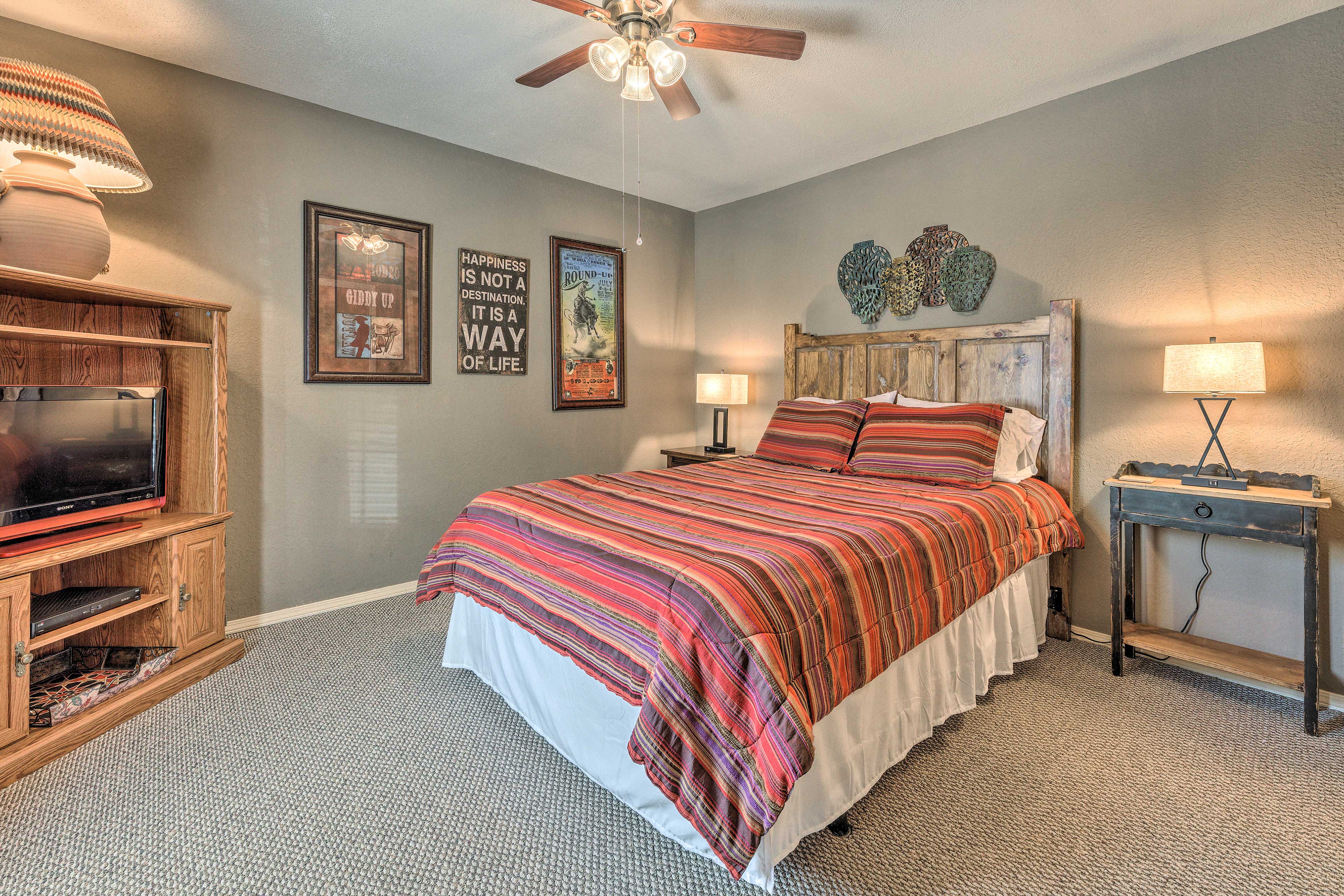 Bedroom 2 | Queen Bed | Smart TV | Closet | Linens Provided