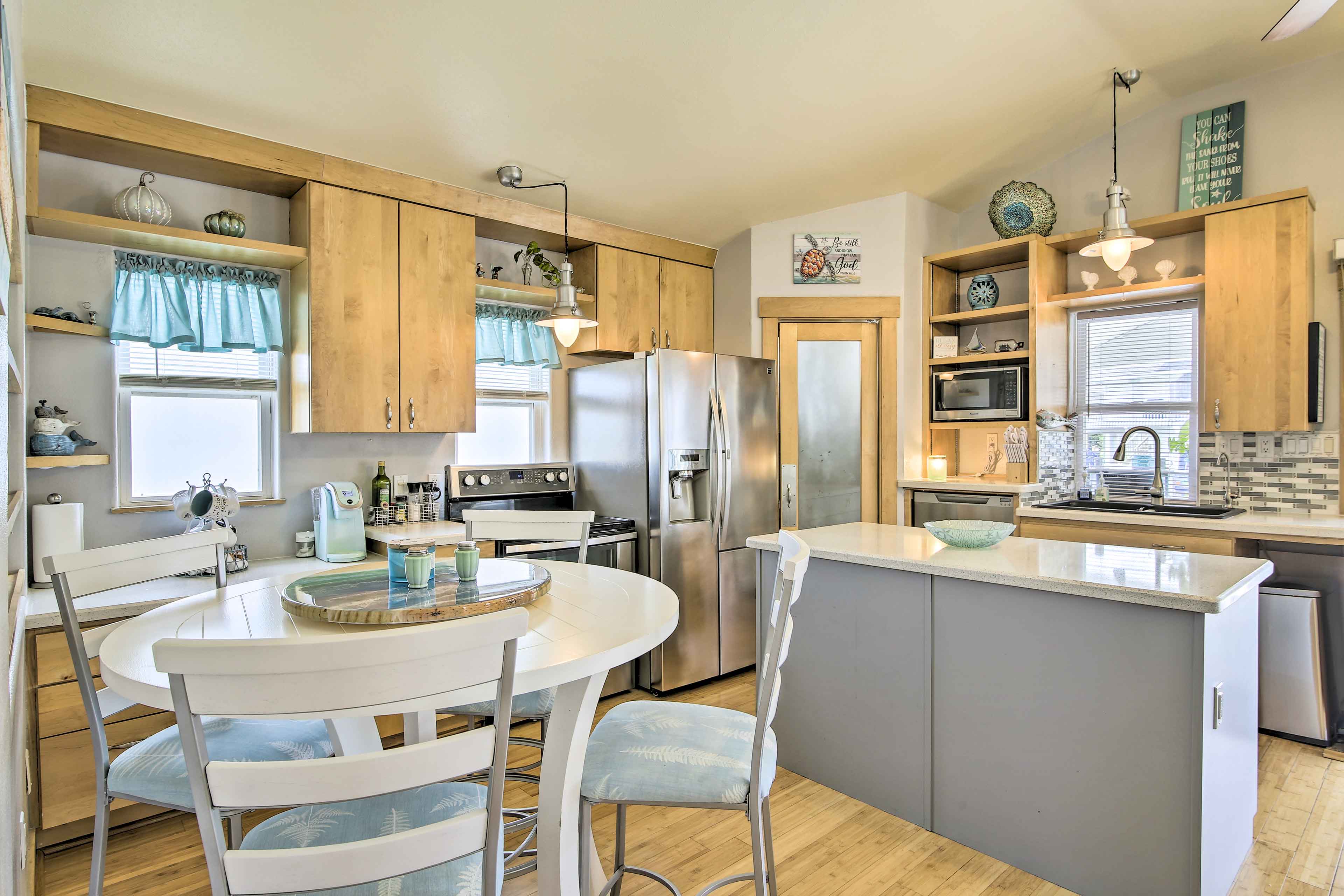 Dining Area | Dishware/Flatware Provided