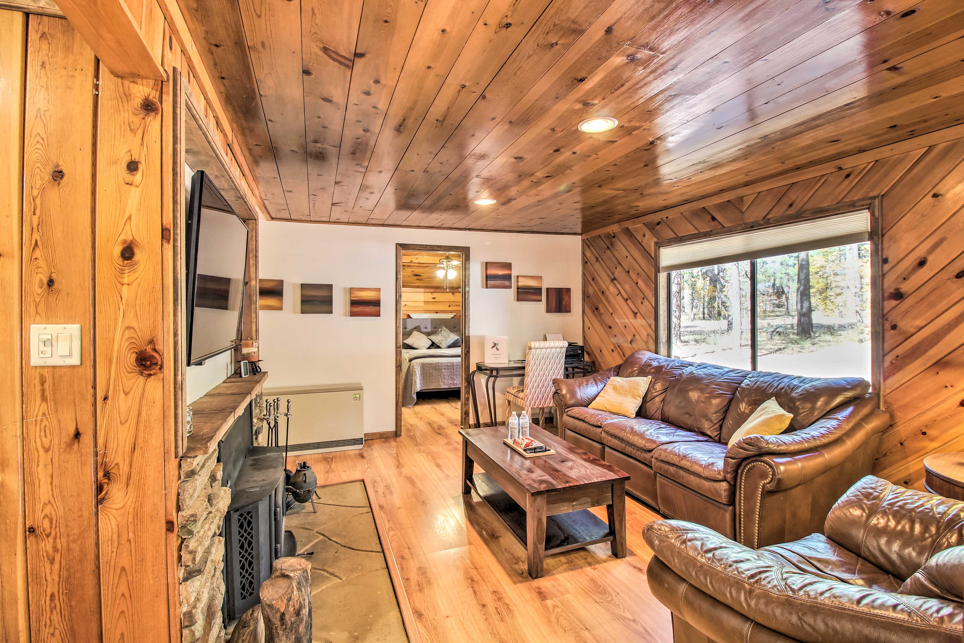 Living Room | Smart TV | WiFi | Workspace | Wood-Burning Fireplace