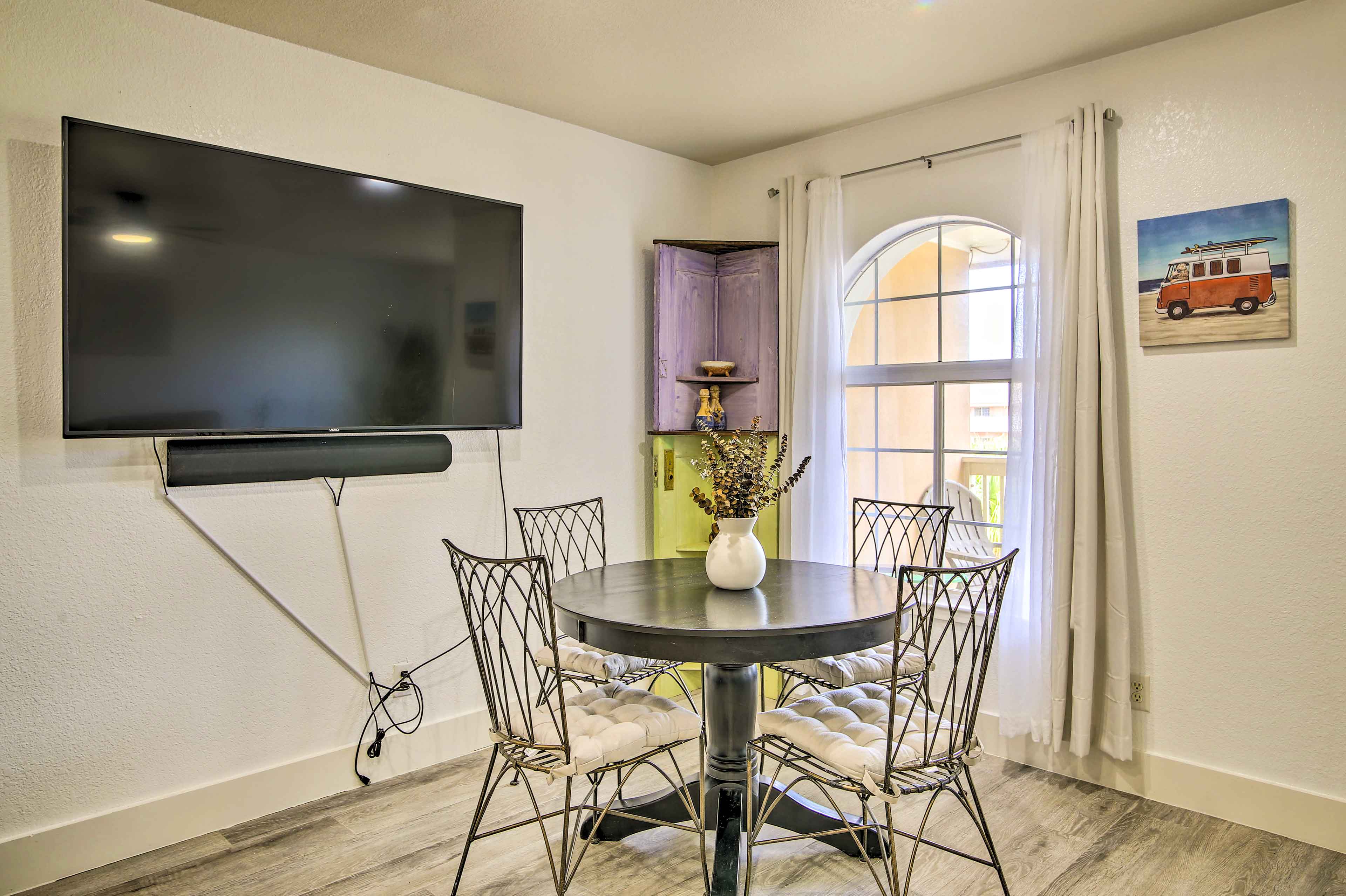 Dining Area | Dining Table | Dishware/Flatware