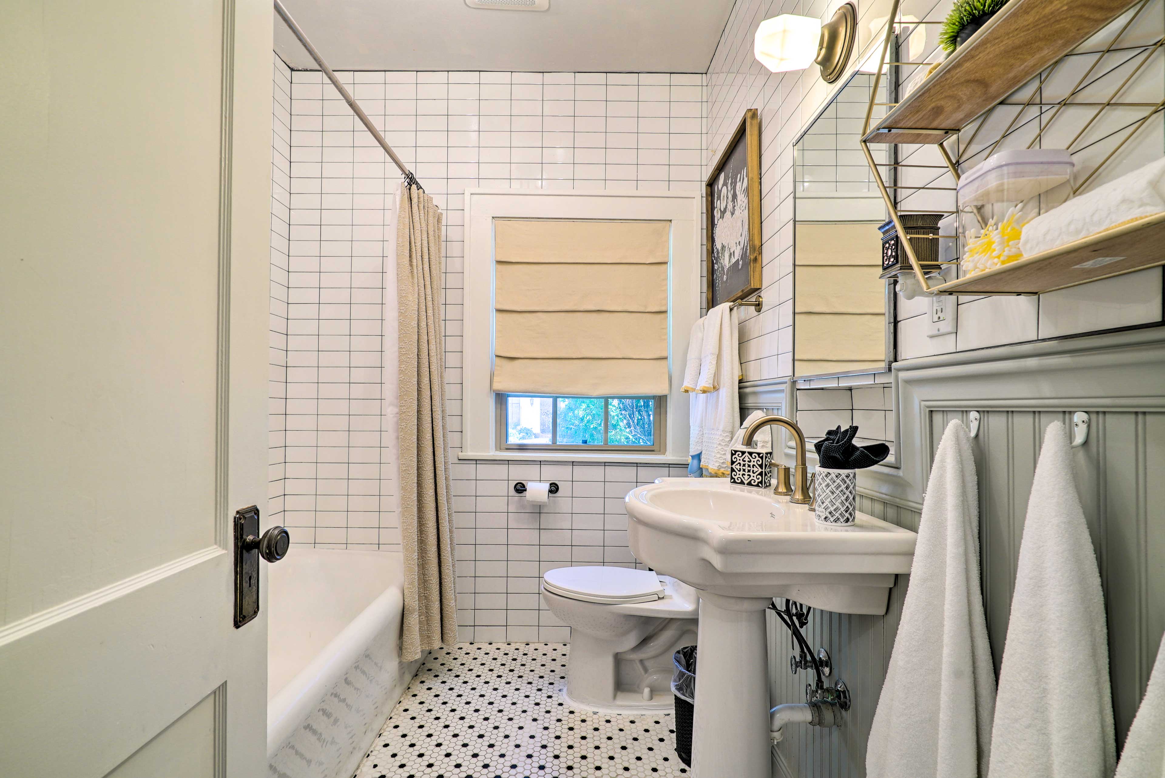 Full Bathroom | Linens & Towels | Complimentary Toiletries
