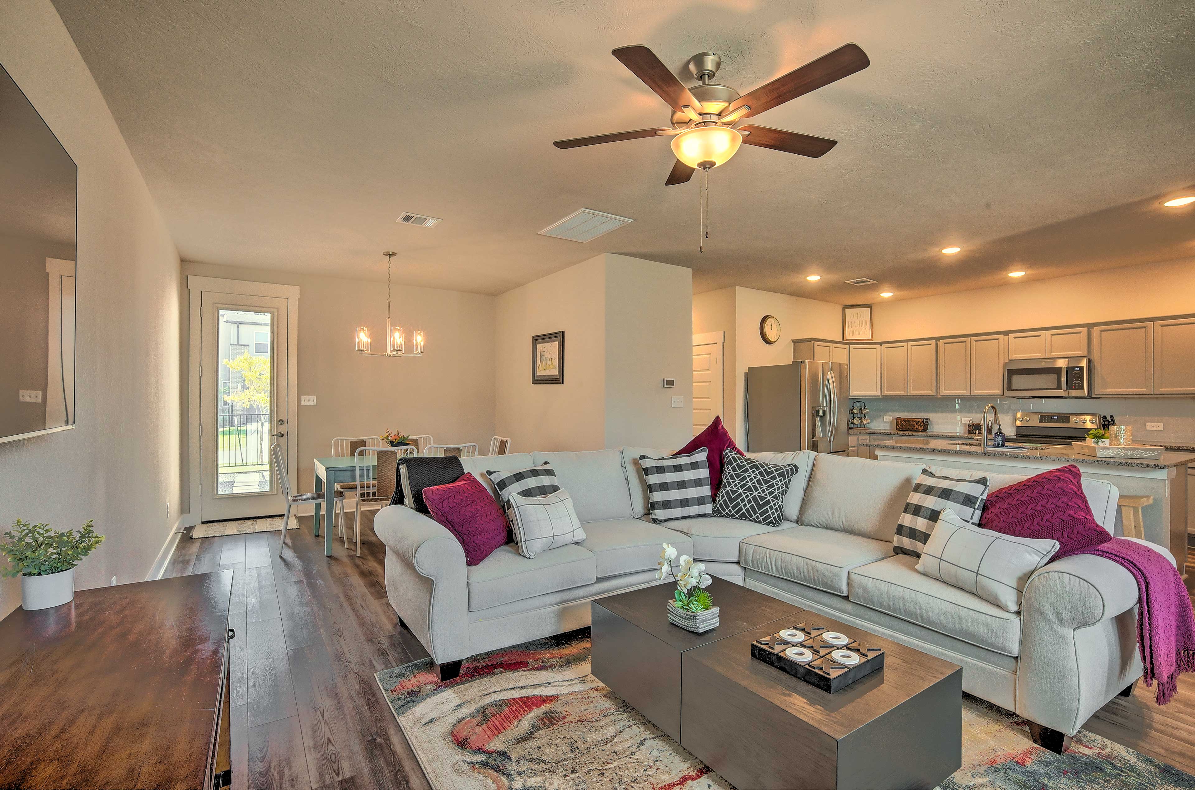 Living Room | Smart TV | Ceiling Fans | Central Air Conditioning | Free WiFi