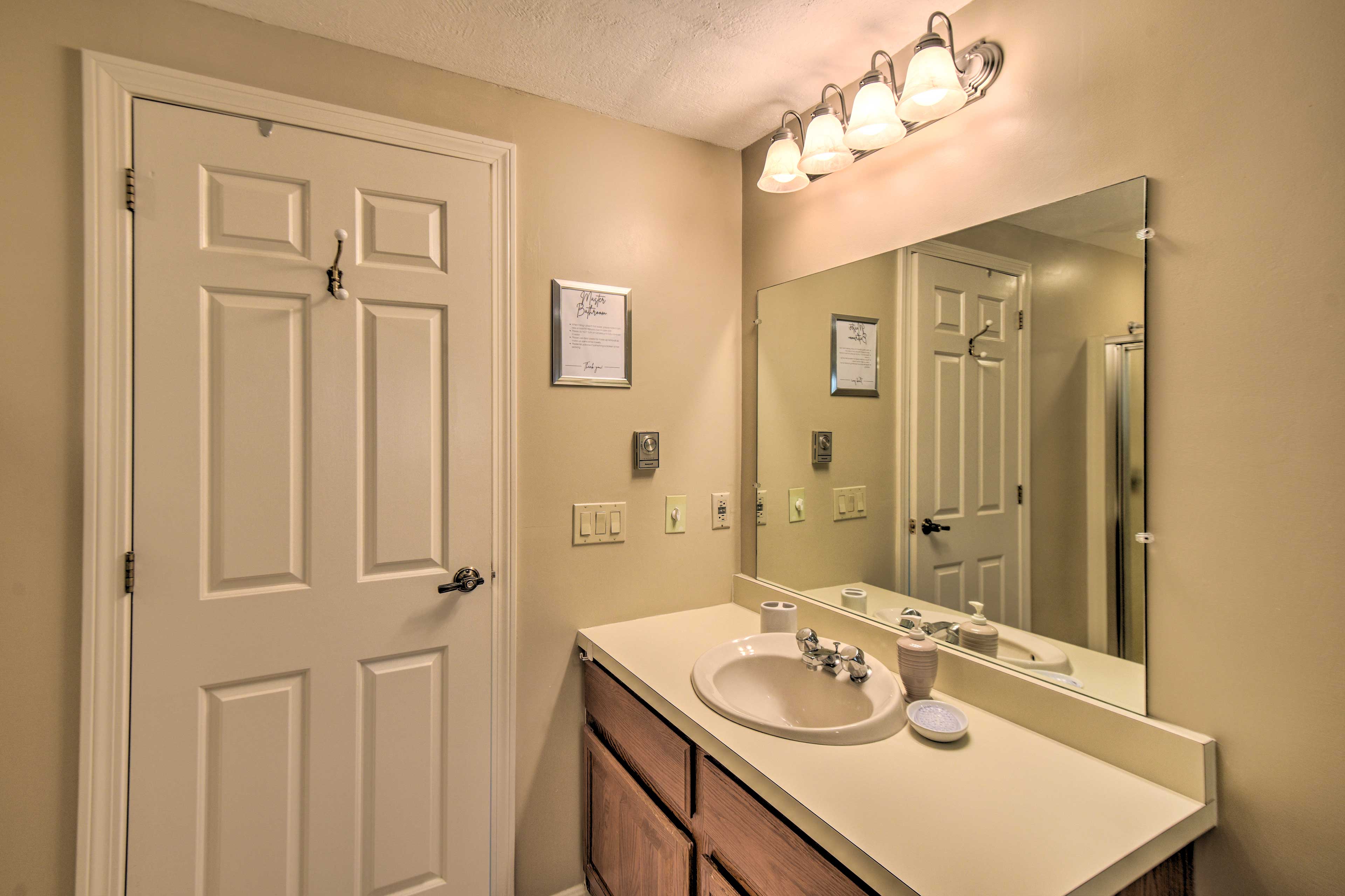 En-Suite Bathroom | Jetted Tub | Towels Provided