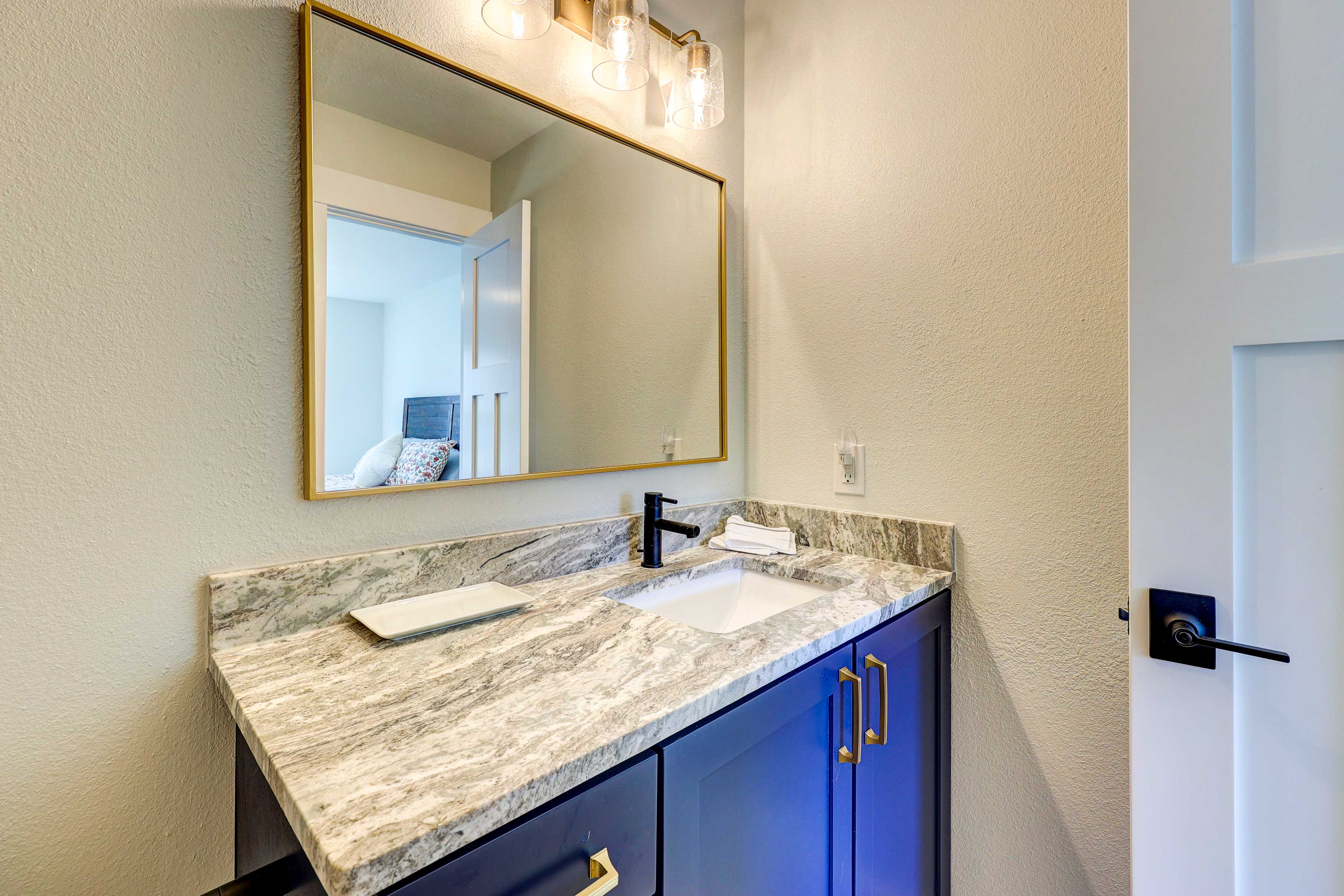 Full Bathroom | Complimentary Toiletries