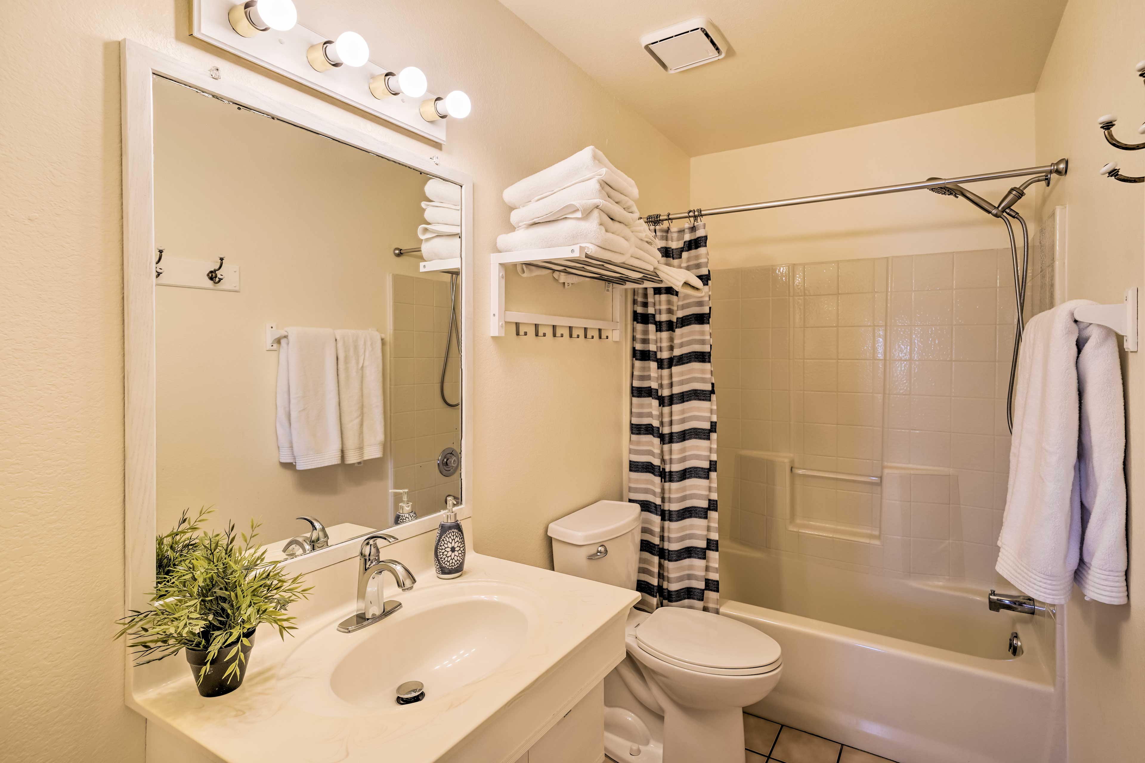 Full Bathroom | Complimentary Toiletries