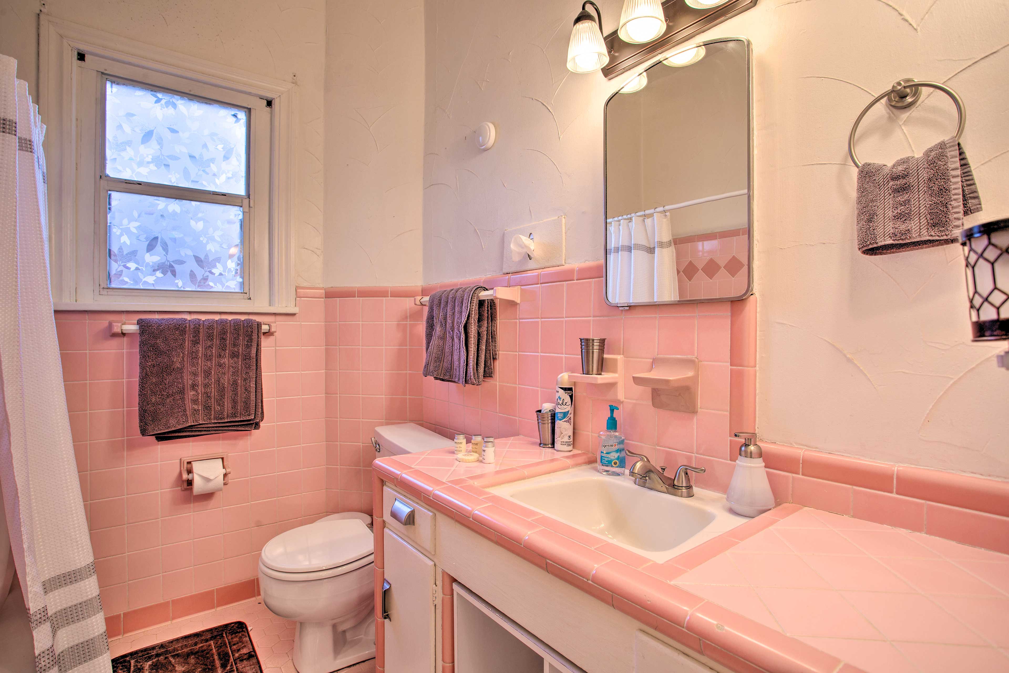 Full Bathroom | 1st Floor | Complimentary Toiletries | Hair Dryer