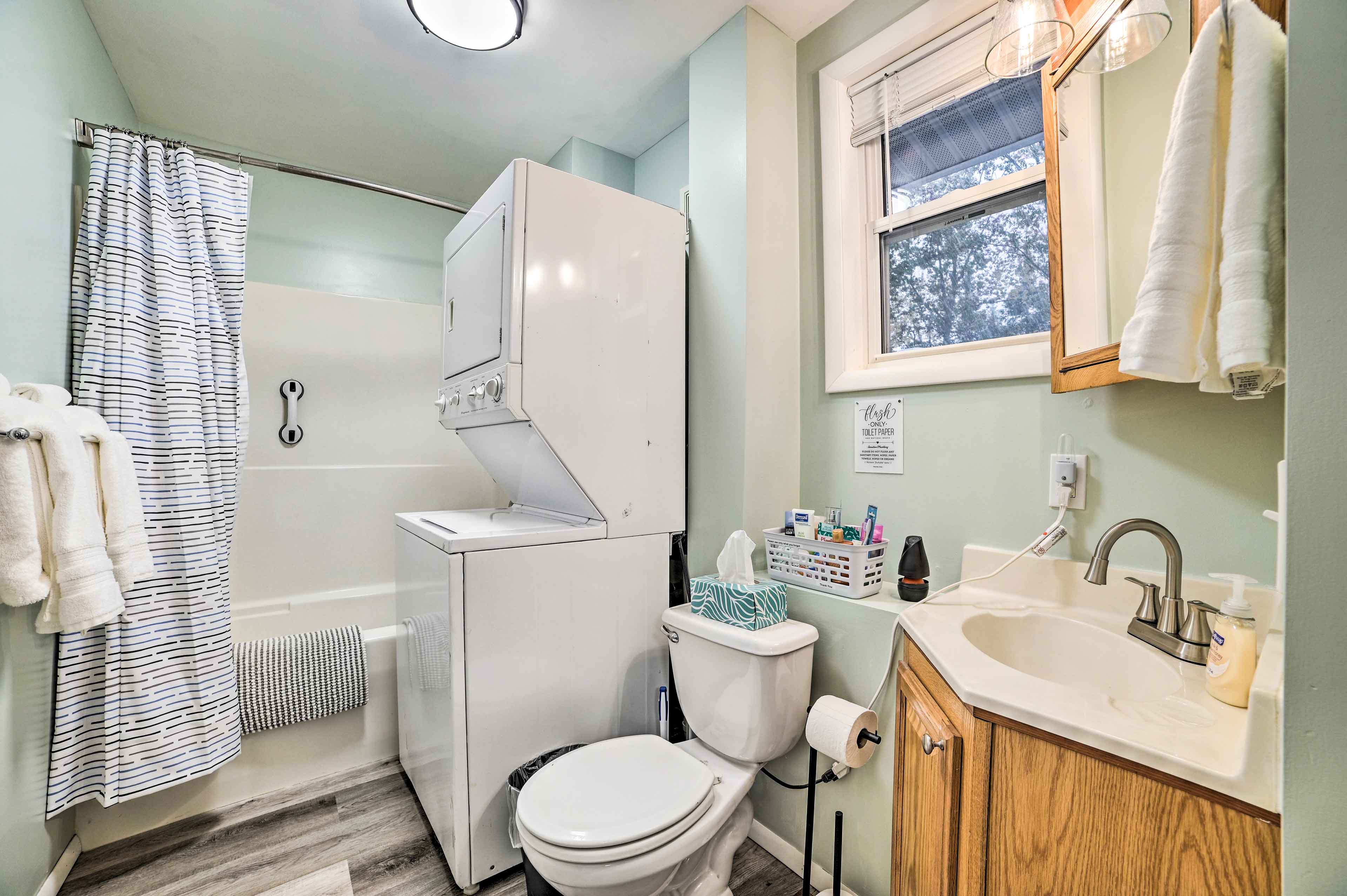 Full Bathroom | Complimentary Toiletries | Laundry | Detergent Provided