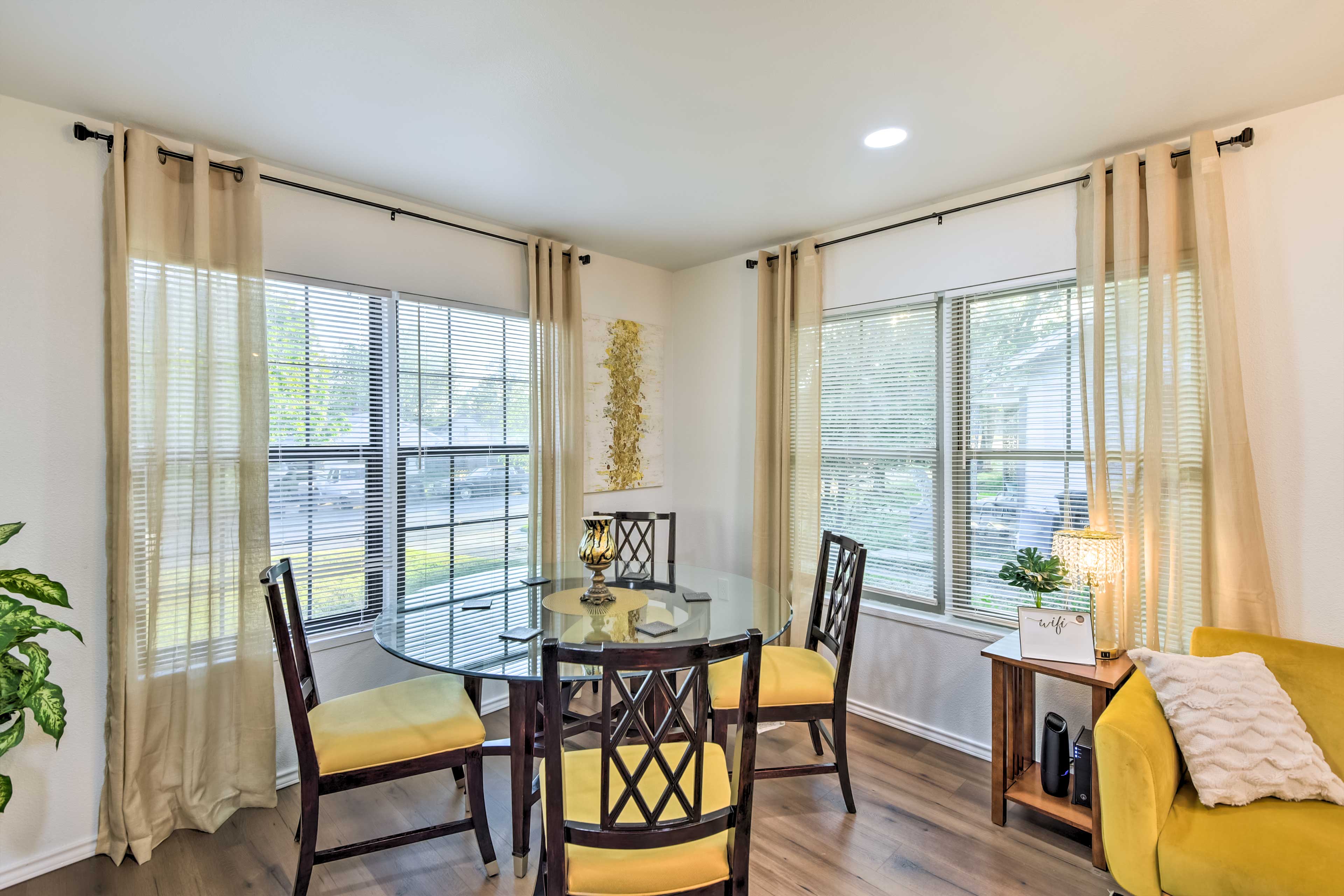 Dining Area | Dishware/Flatware Provided