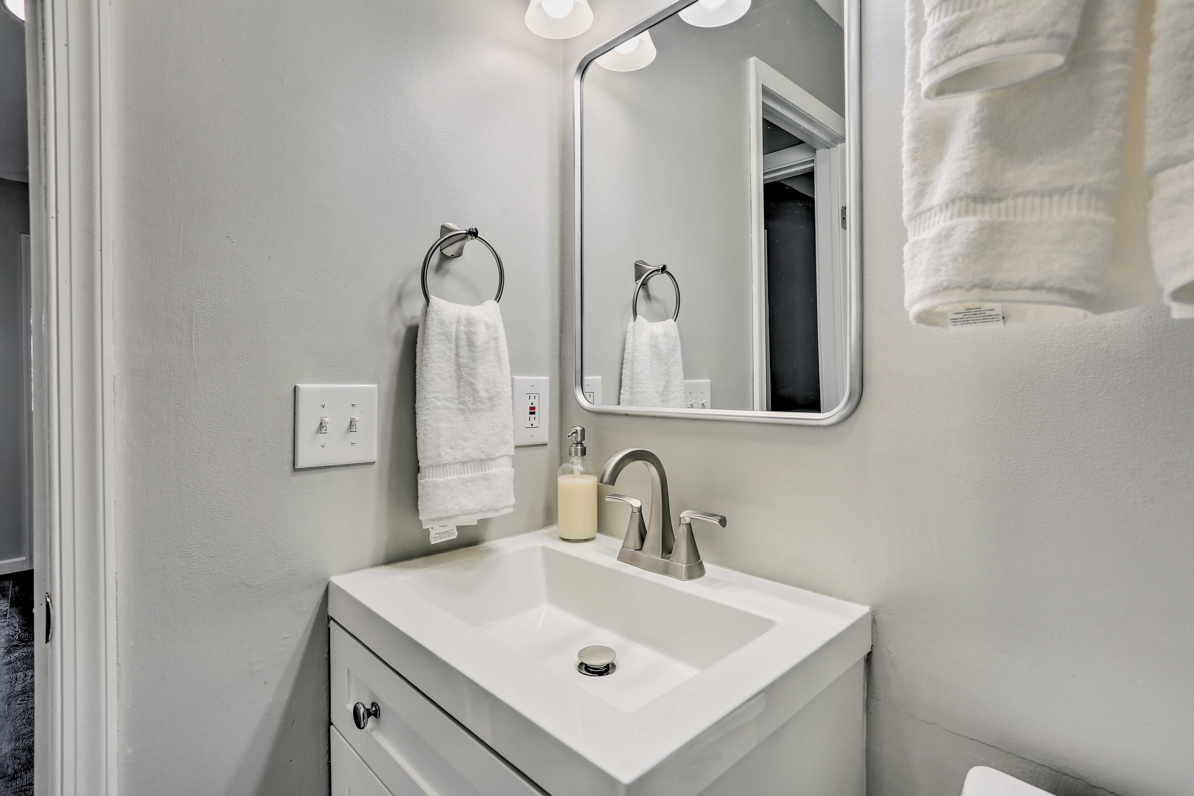 Full Bathroom | Towels Provided | Complimentary Toiletries