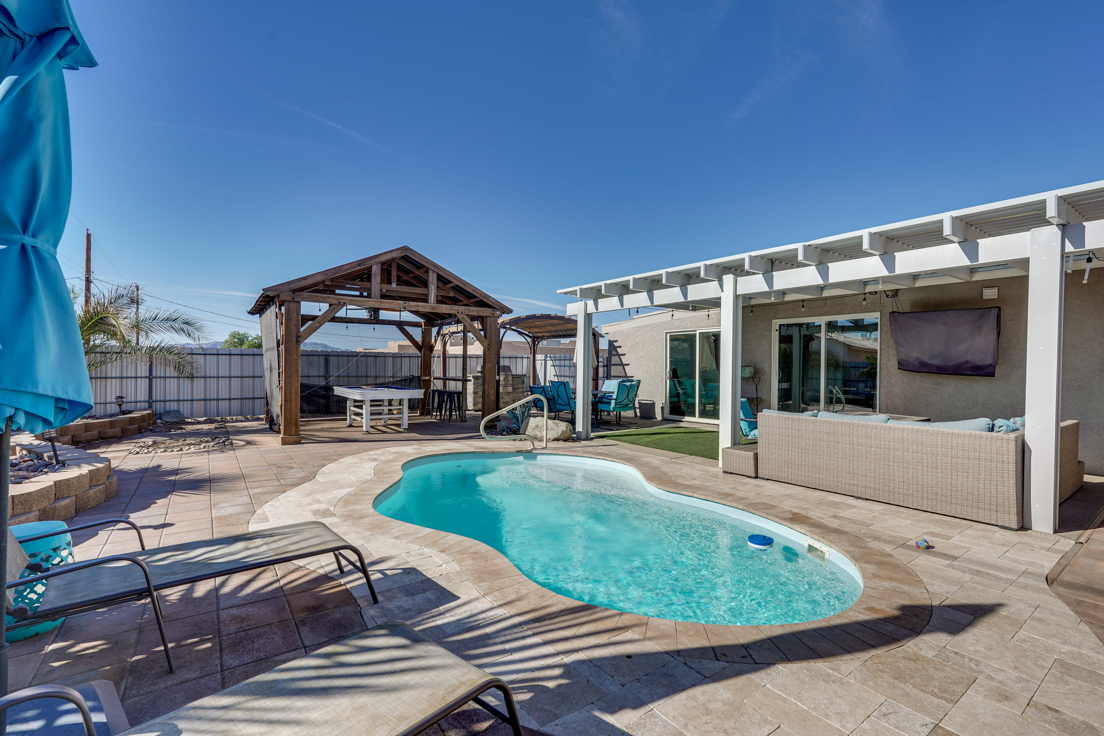 Private Pool | Depth (4'-5') | Beach Towels, Chairs & Umbrella