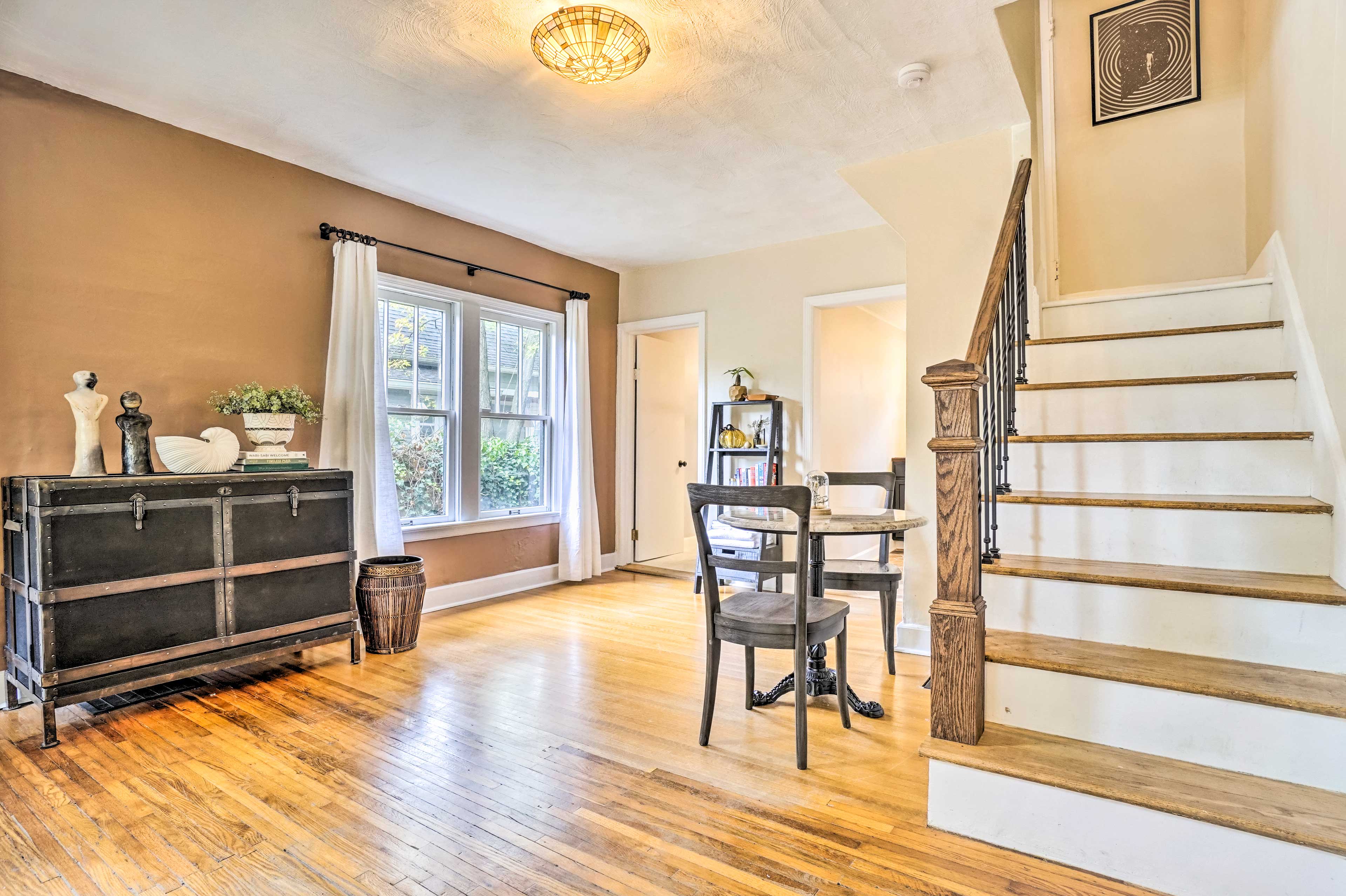 Dining Area | Dishware & Flatware Provided