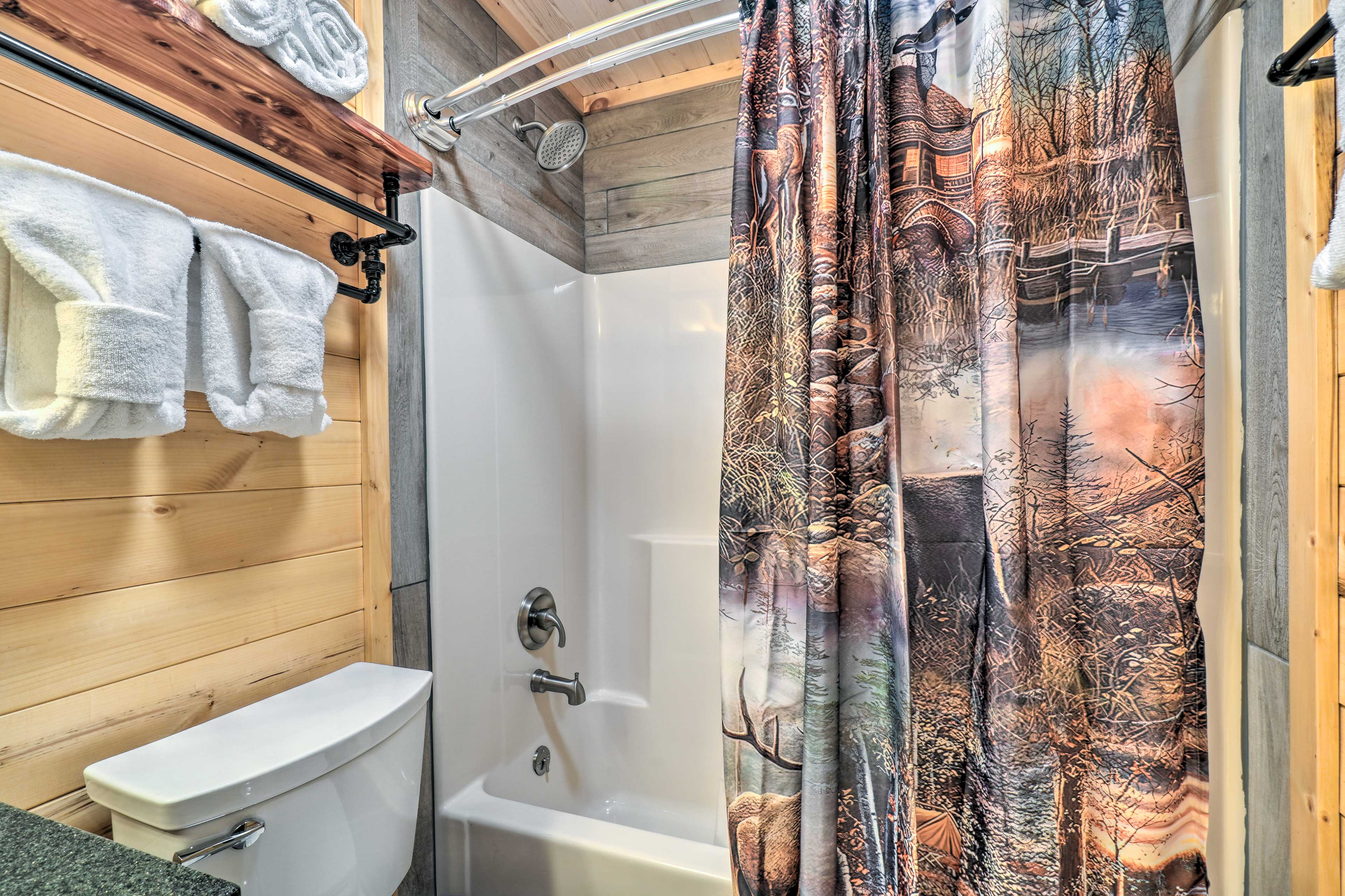 En-Suite Bathroom | Main Level | Towels Provided