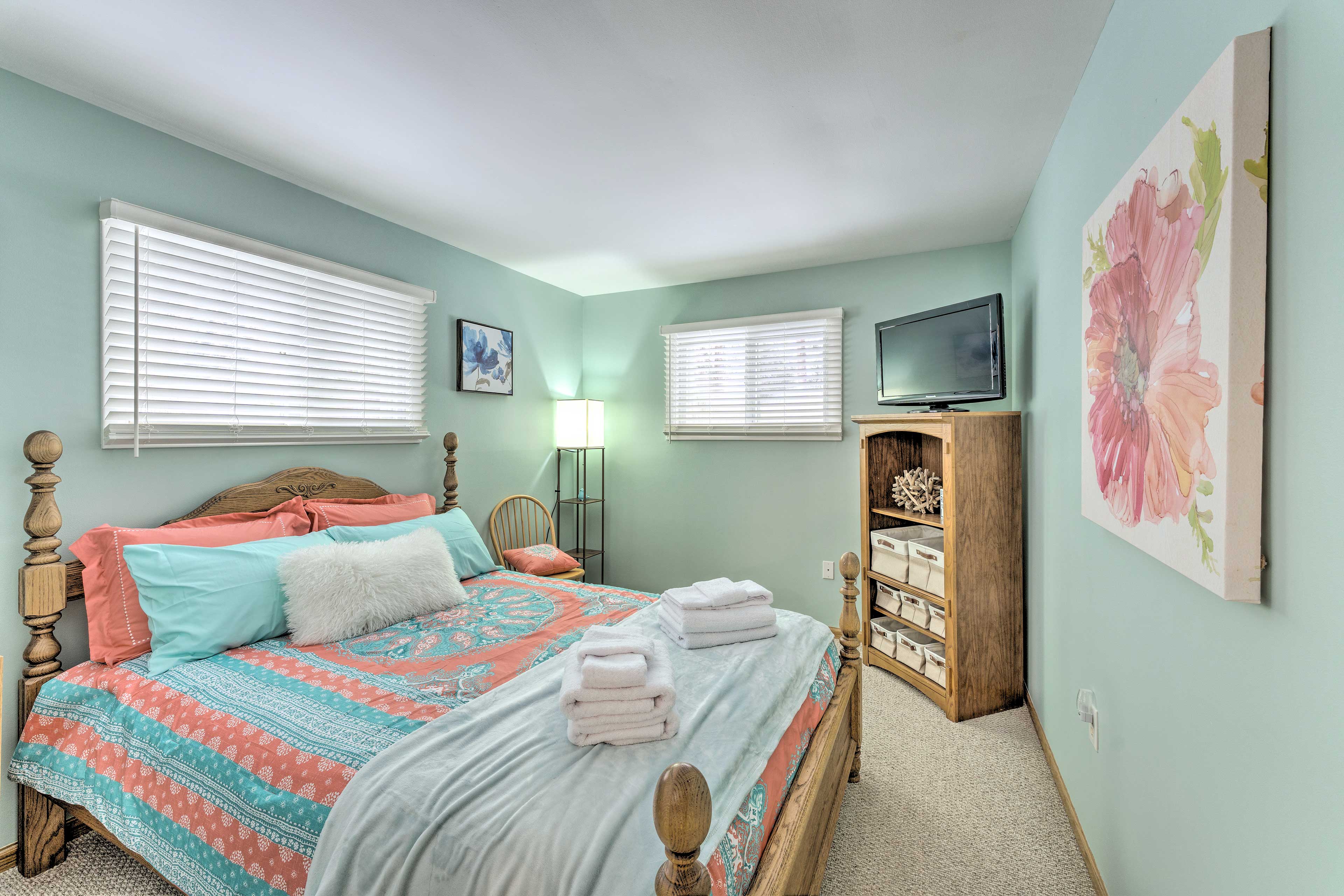 Bedroom 2 | Queen Bed | Smart TV