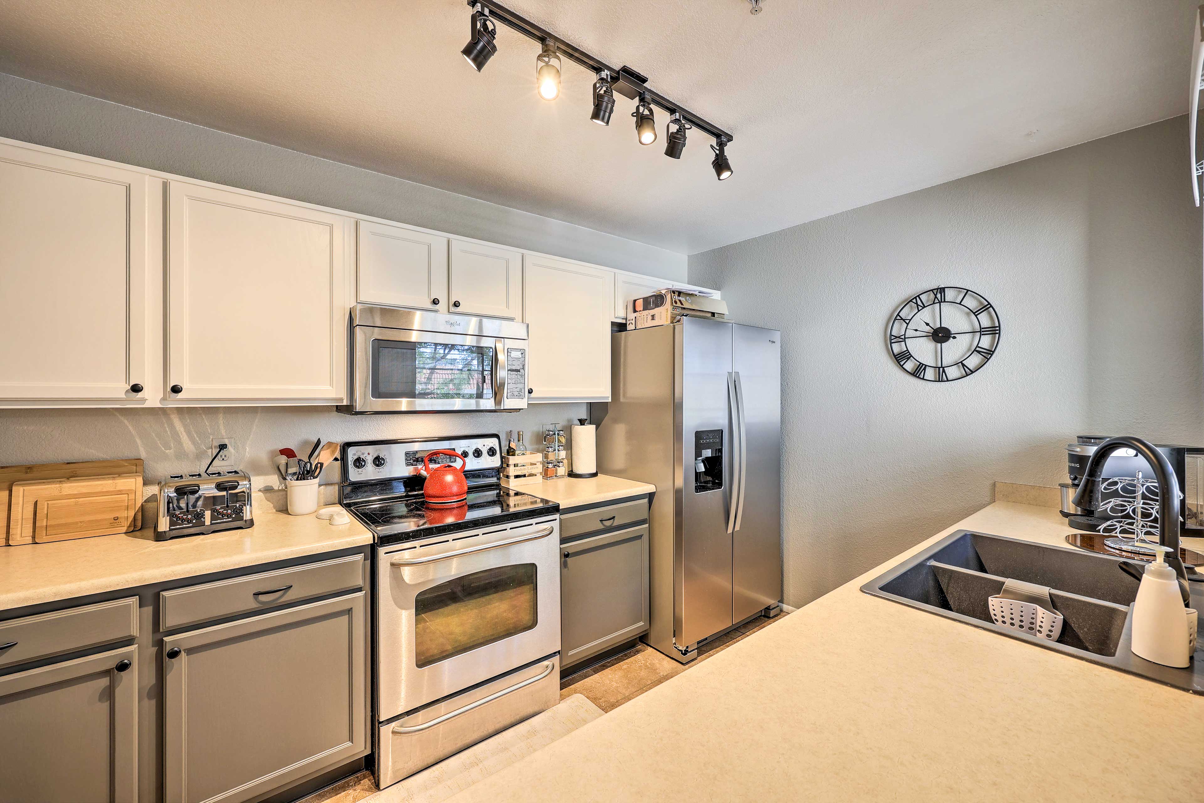 Kitchen | Fully Equipped | Toaster | Coffee Maker | Cooking Basics