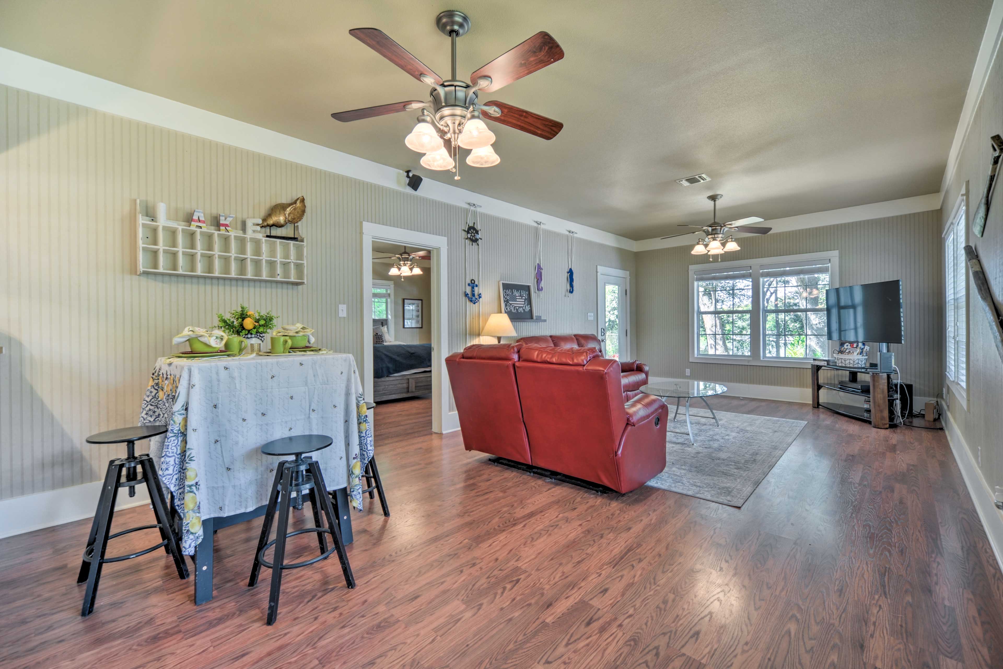 Dining Area | Dishware & Flatware Provided | Breakfast Bar