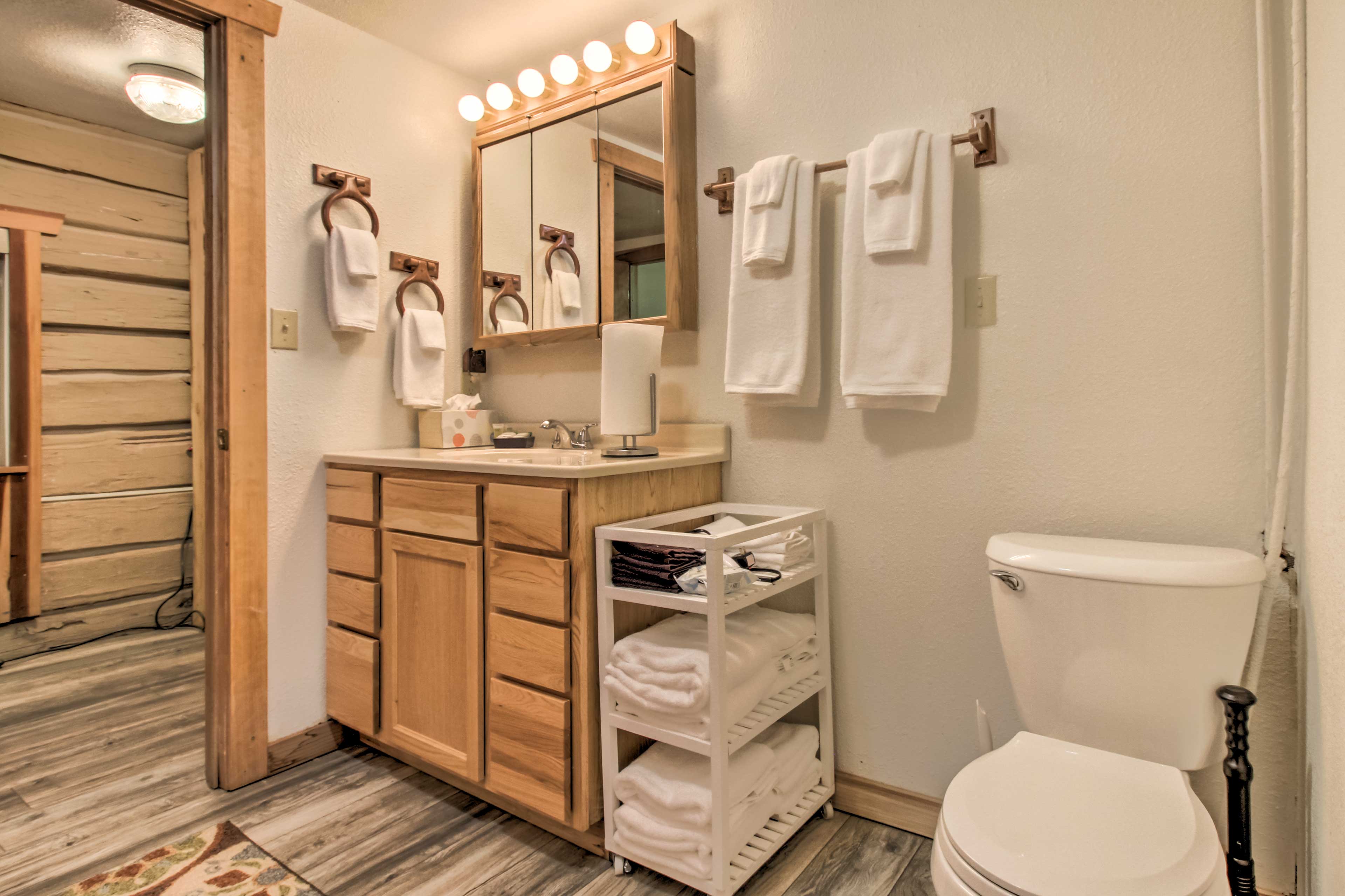 Full Bathroom | 1st Floor | Complimentary Toiletries